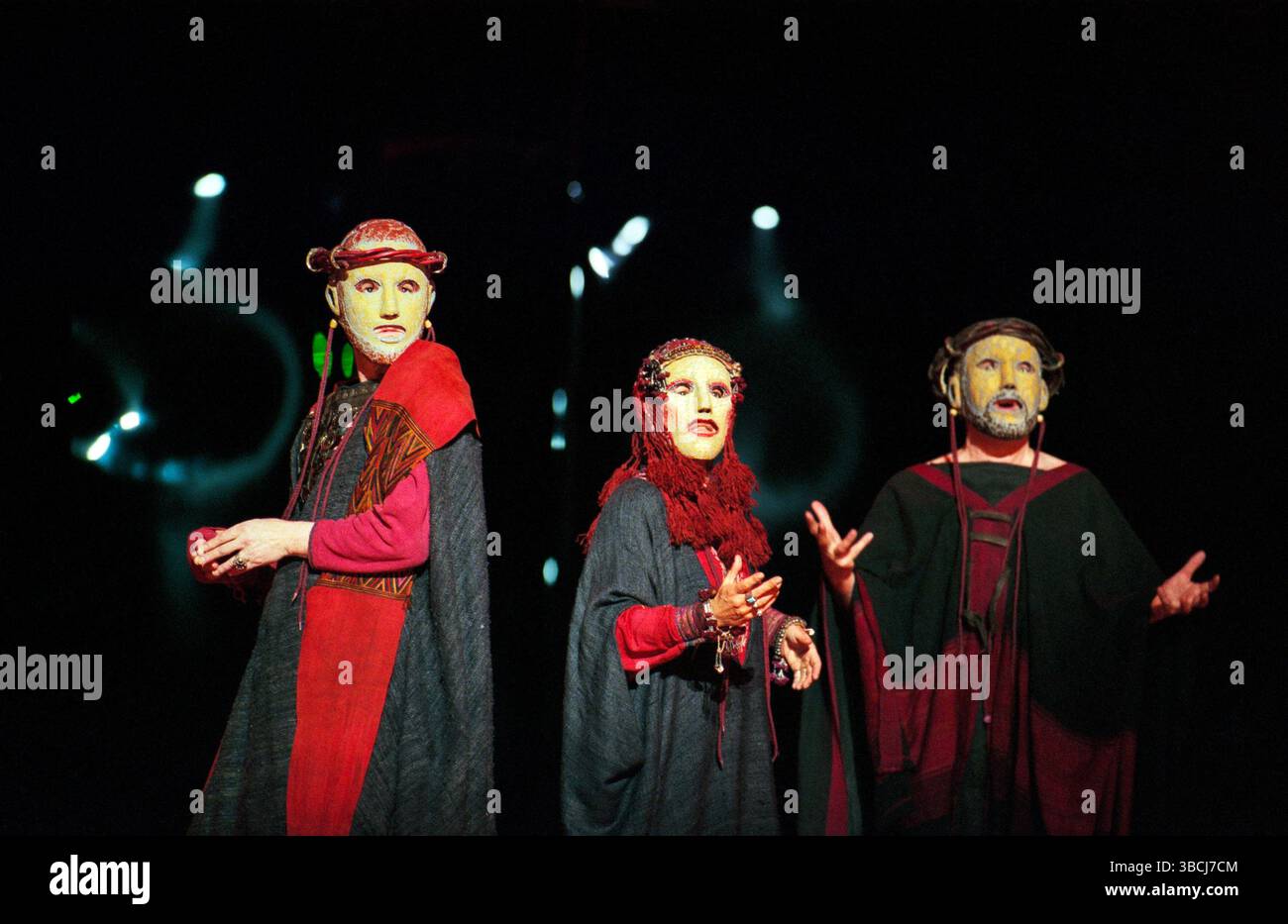 Von links: Alan Howard (Ödipus), Suzanne Bertish (Jocasta) in OEDIPUS DER KÖNIG von Sophocles im Olivier Theatre, National Theatre (NT), London SE1 17/09/1996 Teil der ÖDIPUSSPIELE übersetzt von Ranjit Bolt Komponist: Judith Weir Design: Dionysis Fotopoulos Beleuchtung: Mark Henderson Regie: Peter Hall Stockfoto