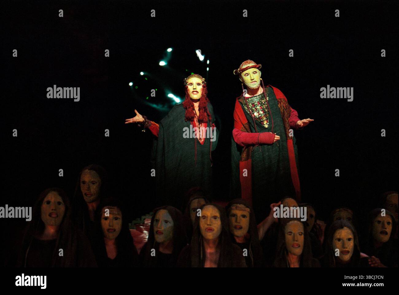 l-r: Suzanne Bertish (Jocasta), Alan Howard (Ödipus) mit Chor in ÖDIPUS DER KÖNIG von Sophocles am Olivier Theatre, National Theatre (NT), London SE1 17/09/1996 Teil DER ÖDIPUSSTÜCKE übersetzt von Ranjit Bolt Komponist: Judith Weir Design: Dionysis Fotopoulos Beleuchtung: Mark Henderson Regie: Peter Hall Stockfoto