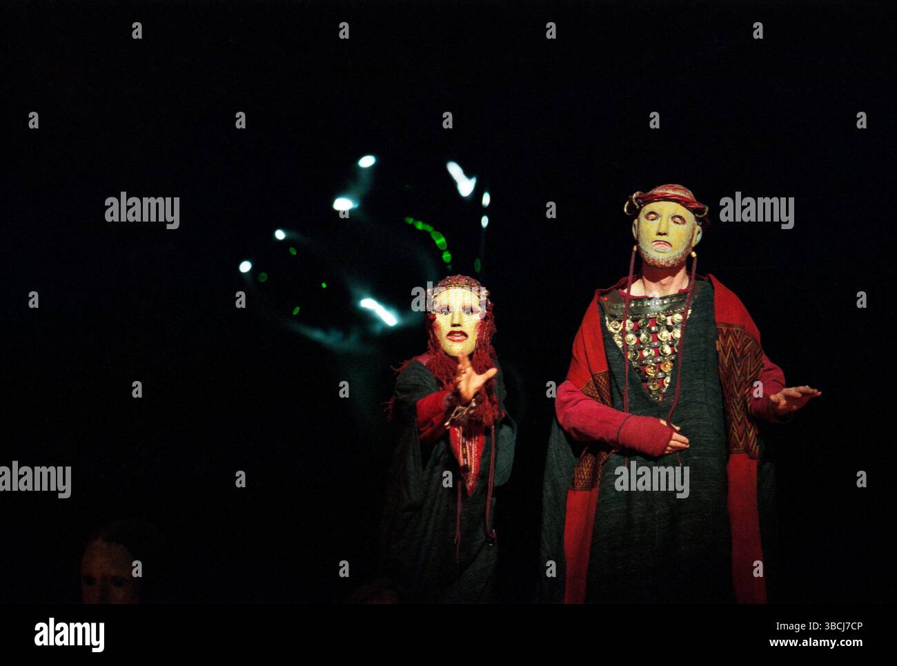 l-r: Suzanne Bertish (Jocasta), Alan Howard (Ödipus) in OEDIPUS DER KÖNIG von Sophocles im Olivier Theatre, National Theatre (NT), London SE1 17/09/1996 Teil DER ÖDIPUSSTÜCKE übersetzt von Ranjit Bolt Komponist: Judith Weir Design: Dionysis Fotopoulos Beleuchtung: Mark Henderson Regie: Peter Hall Stockfoto