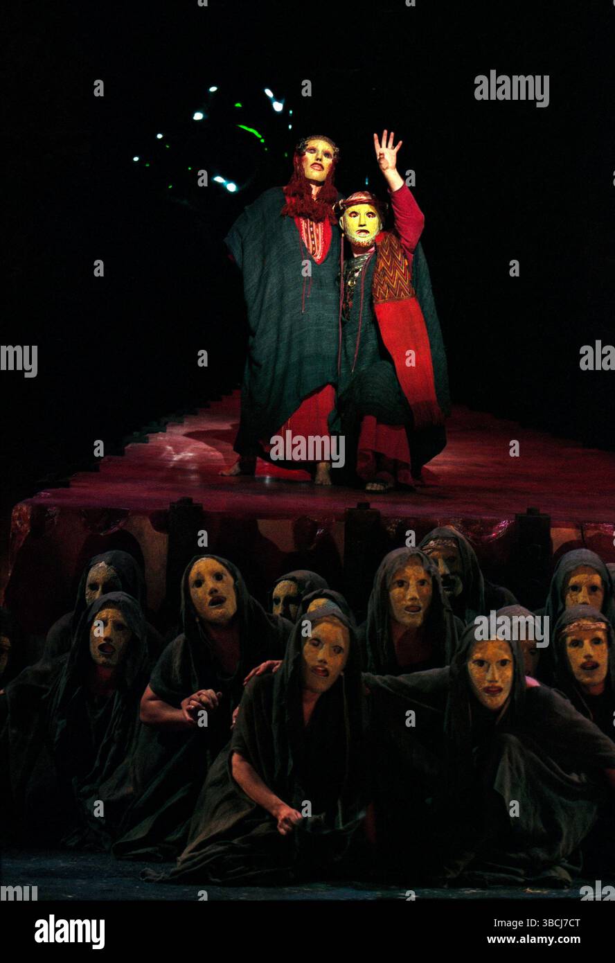 l-r: Suzanne Bertish (Jocasta), Alan Howard (Ödipus) mit Chor in ÖDIPUS DER KÖNIG von Sophocles am Olivier Theatre, National Theatre (NT), London SE1 17/09/1996 Teil DER ÖDIPUSSTÜCKE übersetzt von Ranjit Bolt Komponist: Judith Weir Design: Dionysis Fotopoulos Beleuchtung: Mark Henderson Regie: Peter Hall Stockfoto