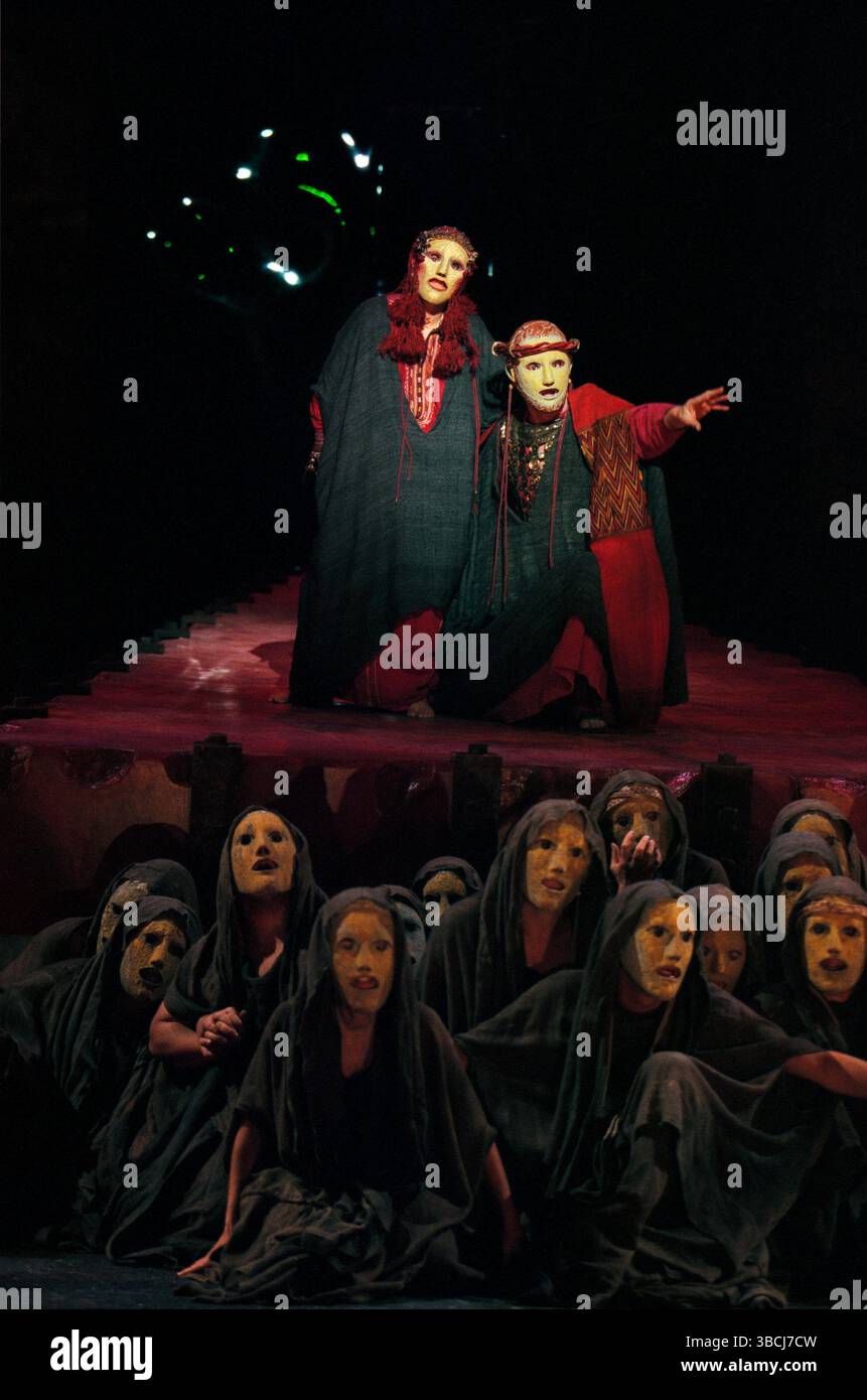 l-r: Suzanne Bertish (Jocasta), Alan Howard (Ödipus) mit Chor in ÖDIPUS DER KÖNIG von Sophocles am Olivier Theatre, National Theatre (NT), London SE1 17/09/1996 Teil DER ÖDIPUSSTÜCKE übersetzt von Ranjit Bolt Komponist: Judith Weir Design: Dionysis Fotopoulos Beleuchtung: Mark Henderson Regie: Peter Hall Stockfoto
