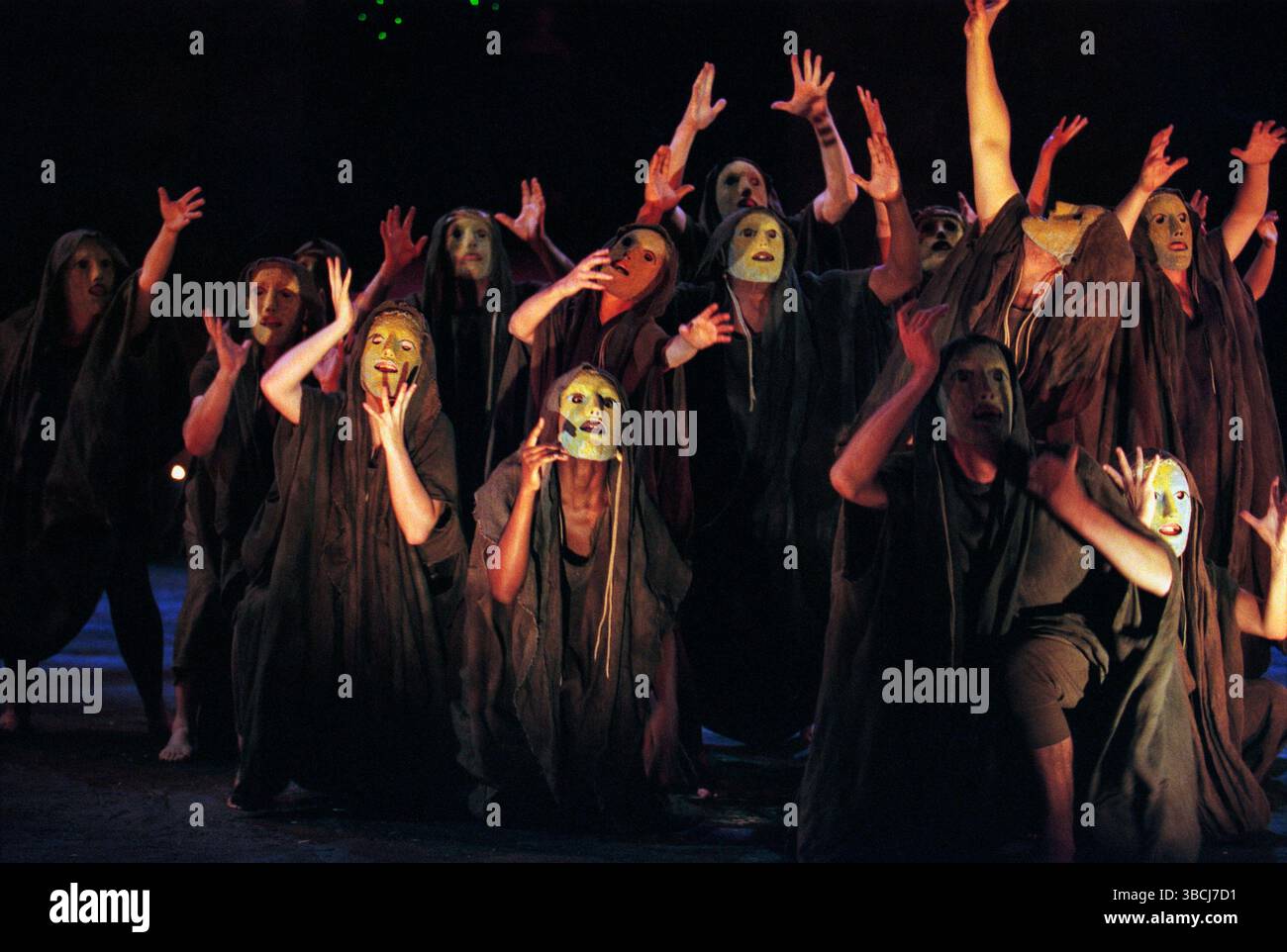 Weiblicher Chor in ÖDIPUS DER KÖNIG von Sophokles am Olivier Theatre, National Theatre (NT), London SE1 17/09/1996 Teil DER ÖDIPUSSTÜCKE übersetzt von Ranjit Bolt Komponist: Judith Weir Design: Dionysis Fotopoulos Beleuchtung: Mark Henderson Regie: Peter Hall Stockfoto