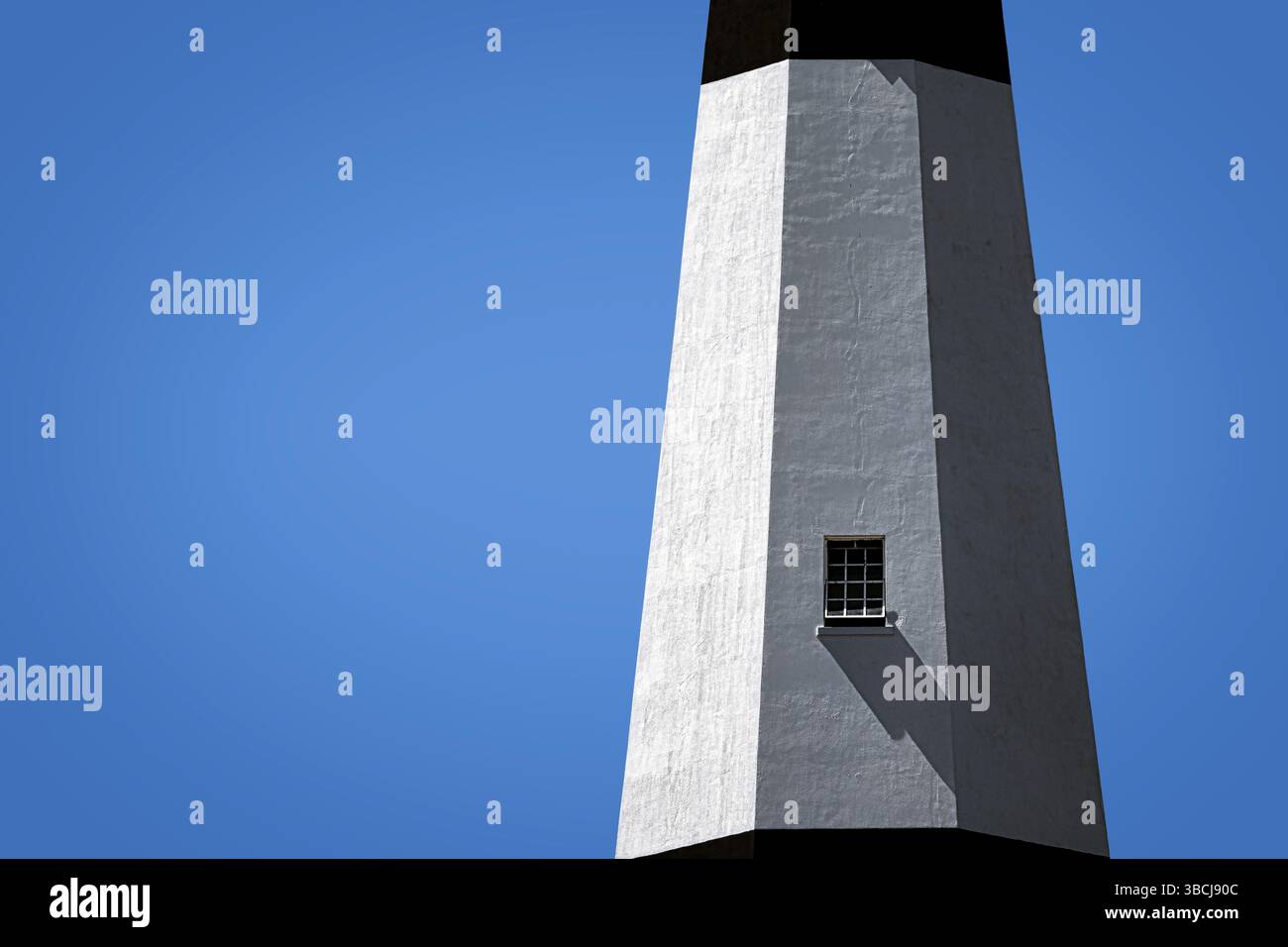 Ein offenes Fenster auf der schwarz-weißen Tybee Island Light Station in der Nähe von Savannah, Georgia. Stockfoto
