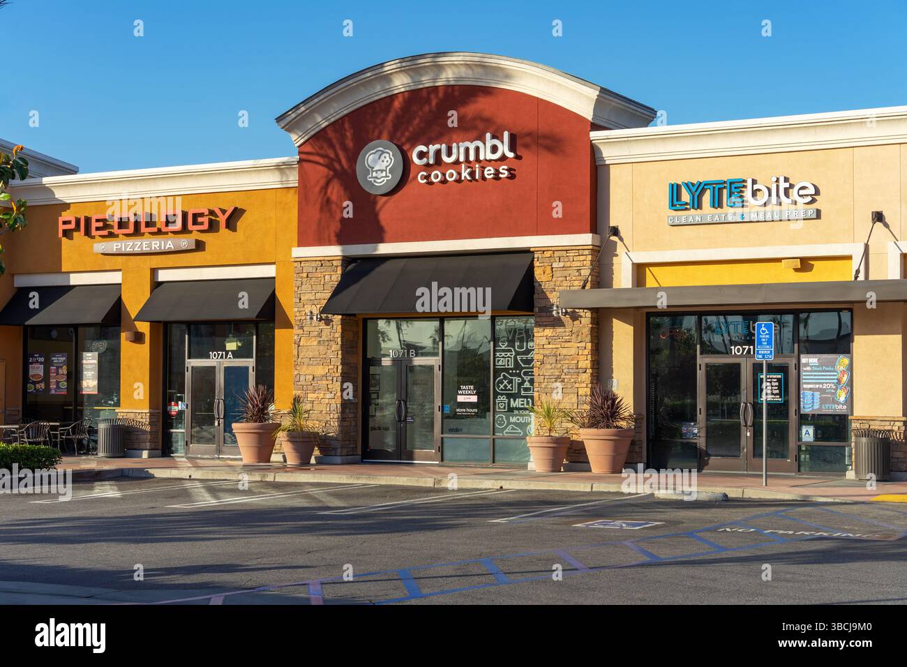 Upland, CA, USA - 15. Mai 2025: Außengebäude der Bäckerei Crumbl Cookies in Upland, Kalifornien. Stockfoto