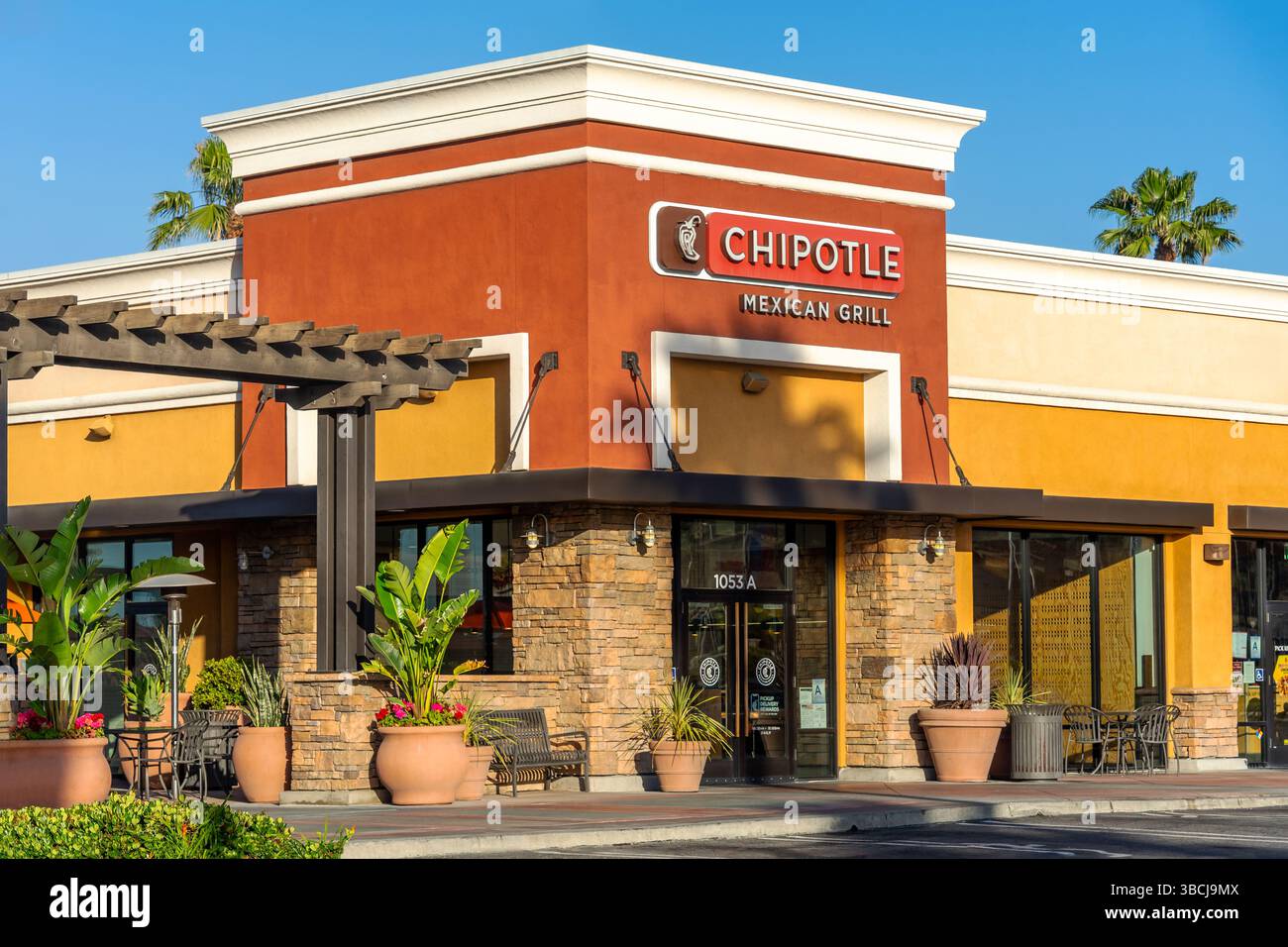 Upland, CA, USA - 15. Mai 2025: Außengebäude des Chipotle Mexican Grill Restaurants in Upland, Kalifornien. Stockfoto