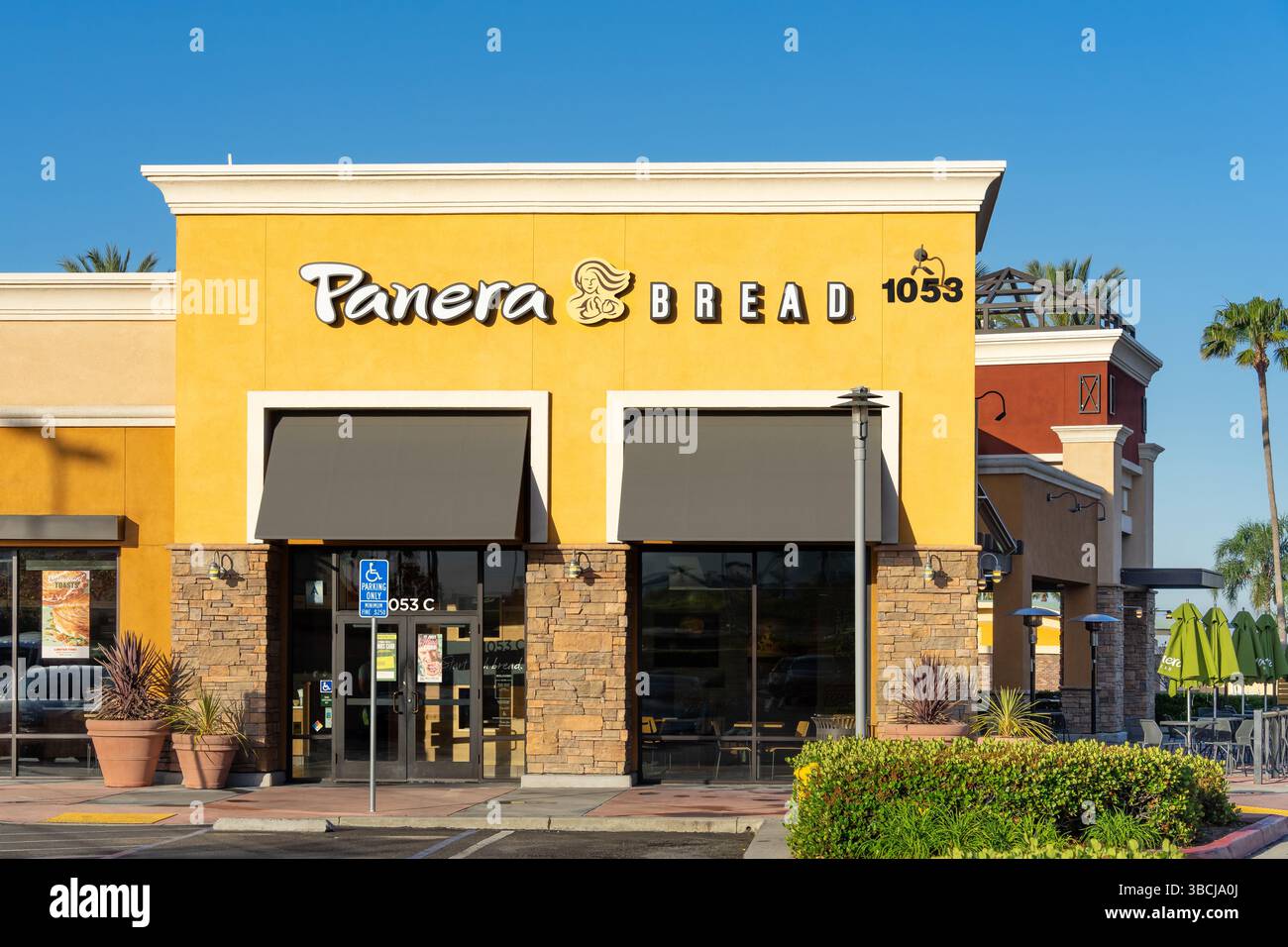 Upland, CA, USA - 15. Mai 2025: Außengebäude des Panera Bread Bakery Cafes in Upland, Kalifornien. Stockfoto