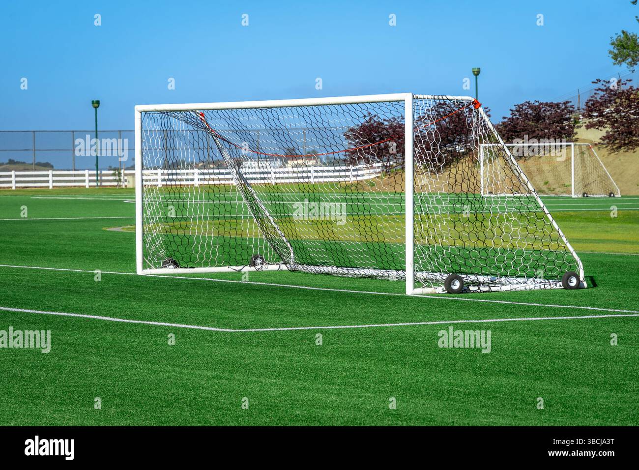 Fußballfeld mit Rolltor auf Kunstrasen mit synthetischem Grünrasen Stockfoto