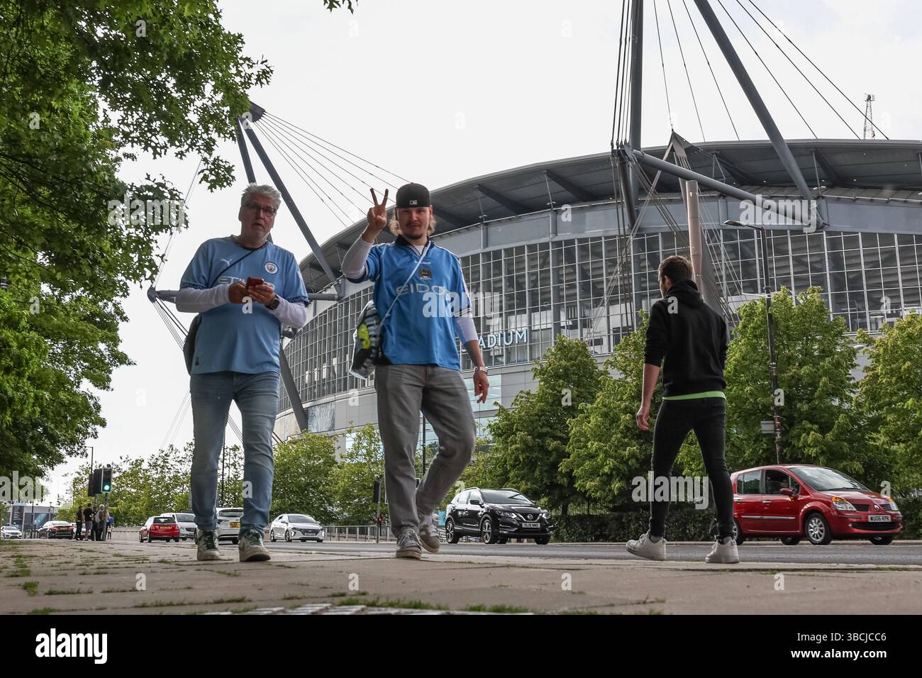 Manchester City Fans außerhalb des Etihad Stadions während des Premier League Spiels Manchester City gegen Bournemouth im Etihad Stadium, Manchester, Großbritannien, 20. Mai 2025 (Foto: Mark Cosgrove/News Images) Stockfoto