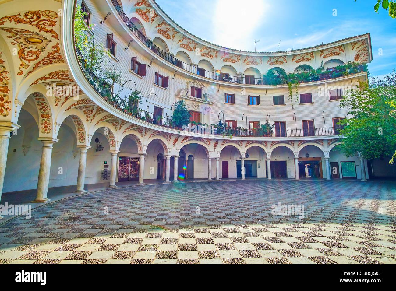 Der Cabildo-Platz ist einer der überraschendsten Orte in Sevilla, da er ein halbkreisförmiges bogenförmiges Gebäude mit Fresken an den Wänden hat, Sevilla, Spanien Stockfoto