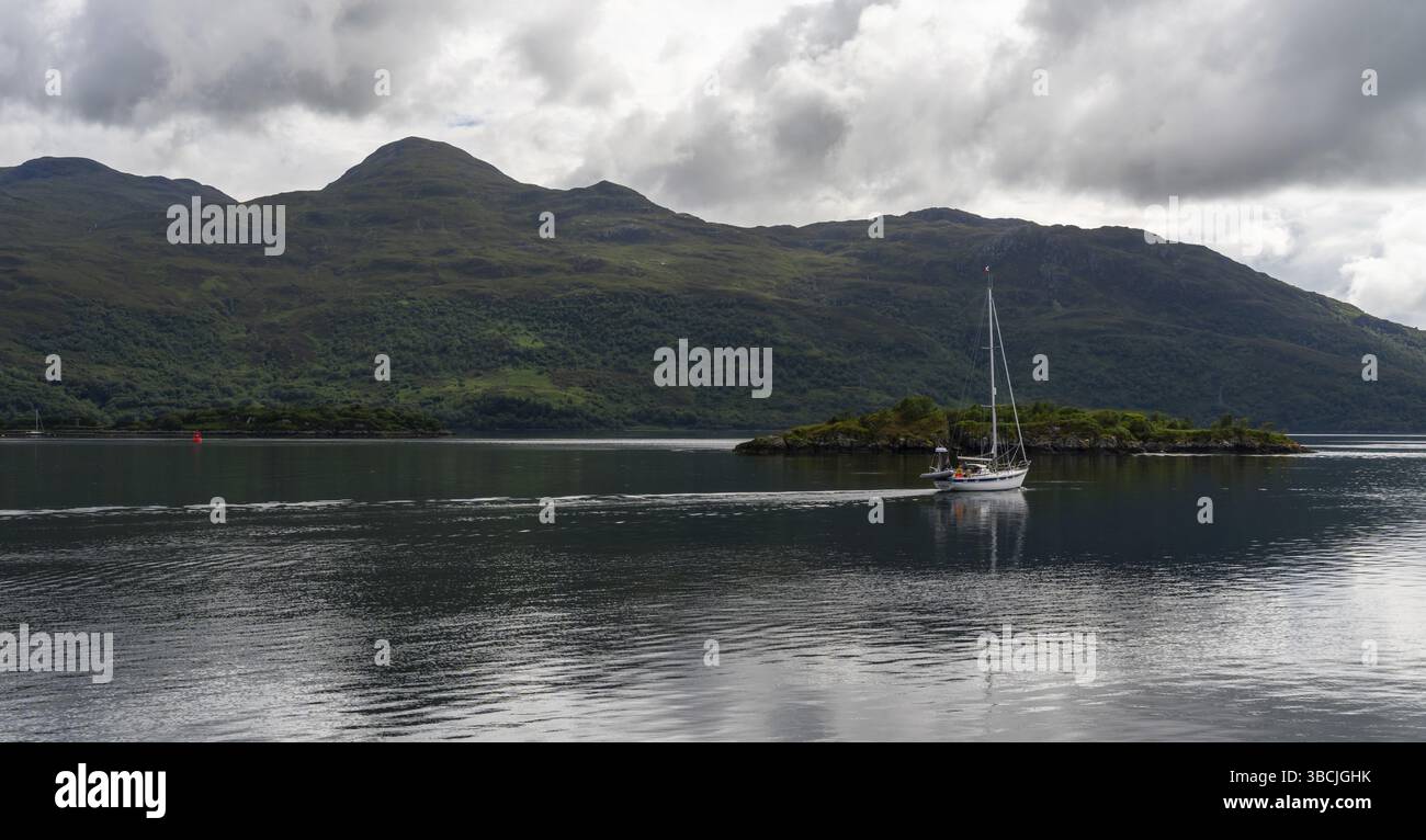 Kyle of Lochalsh, Großbritannien - 30. Juni 2022: Segelboot auf Loch Alsh in den schottischen Highlands Stockfoto