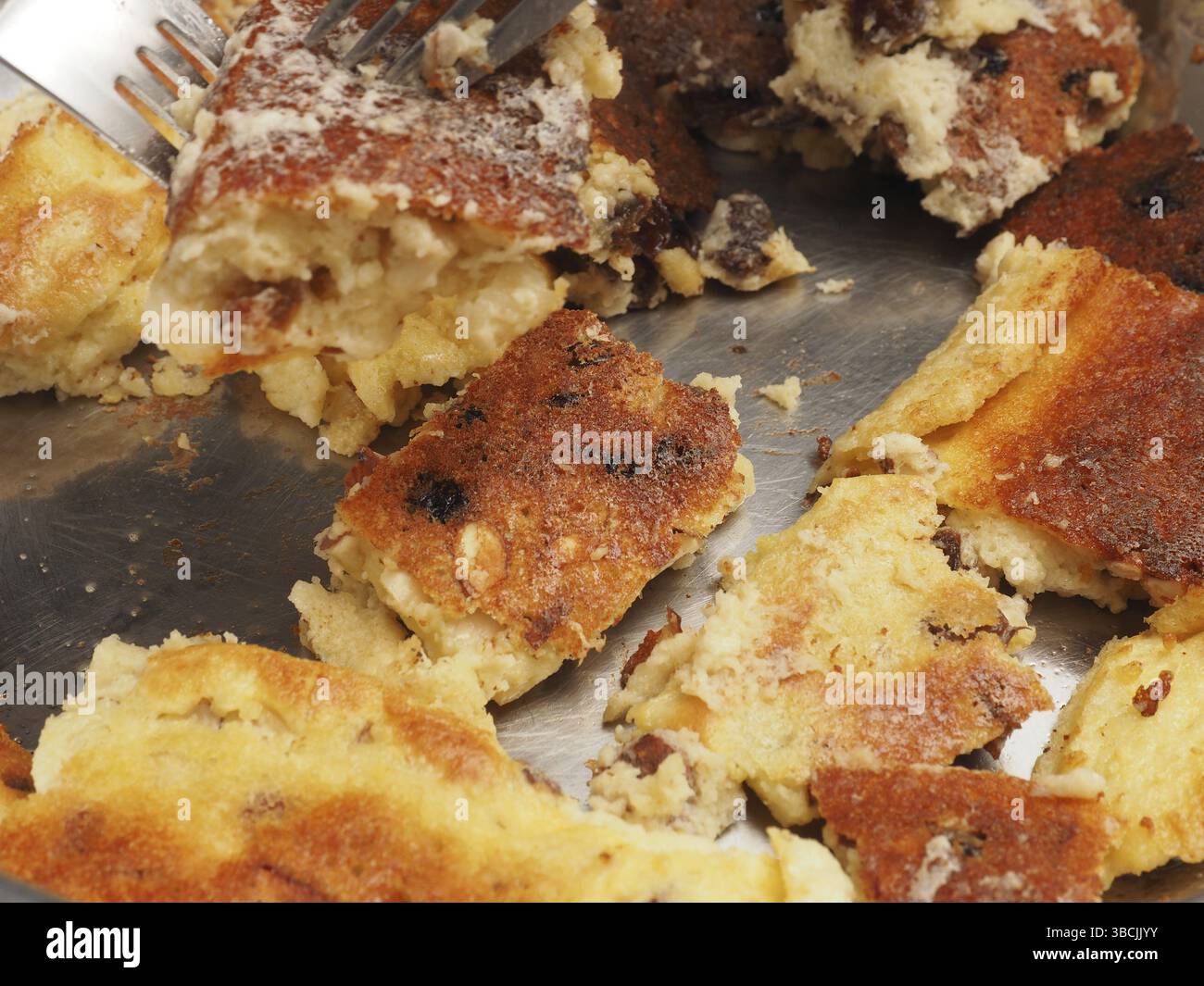 Österreichische Dessert Kaiserschmarrn in einem Topf, traditionelles Essen Konzept Stockfoto
