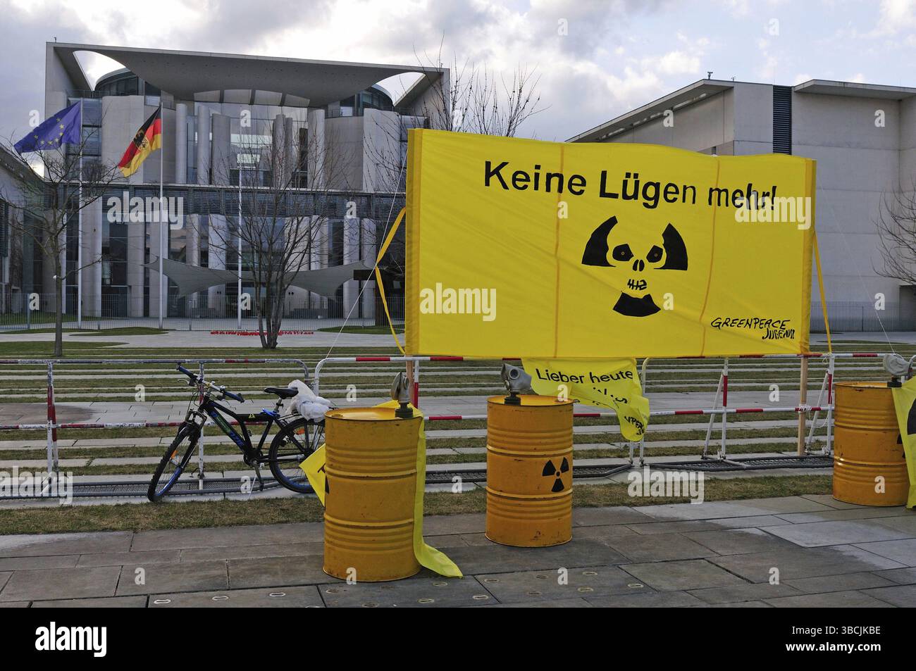 Greenpeace-Aktivisten protestieren gegen Kernenergie vor dem Bundeskanzleramt in Berlin (26.03.2011). Allein in Berlin mehr als 100, 000 Stockfoto