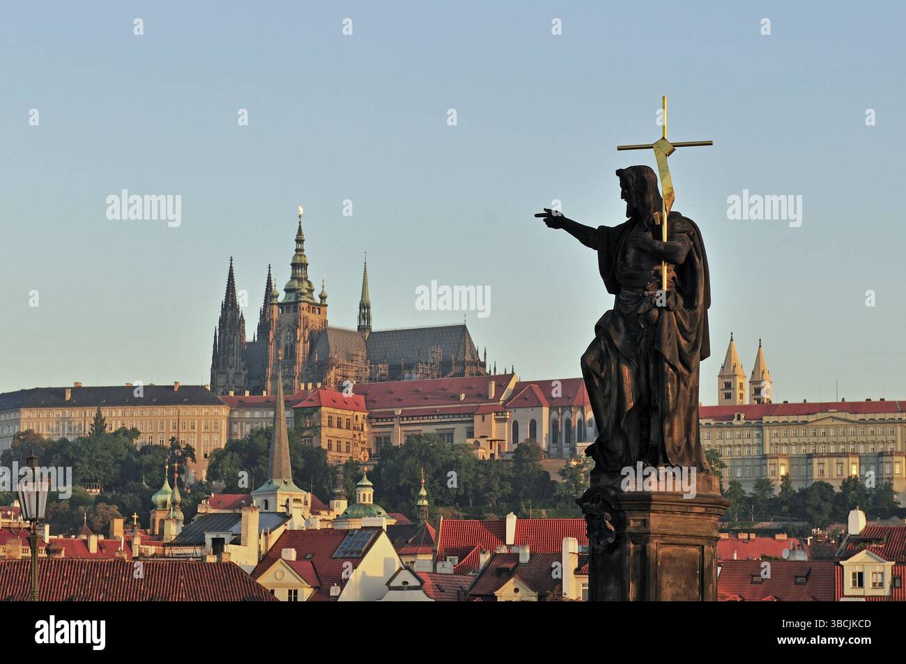 Die meisten Heiligenstatuen auf der Karlsbrücke sind im barocken Stil gehalten und wurden zwischen 1683 und 1714 errichtet. Sie wurden von den meisten Imp erschaffen Stockfoto