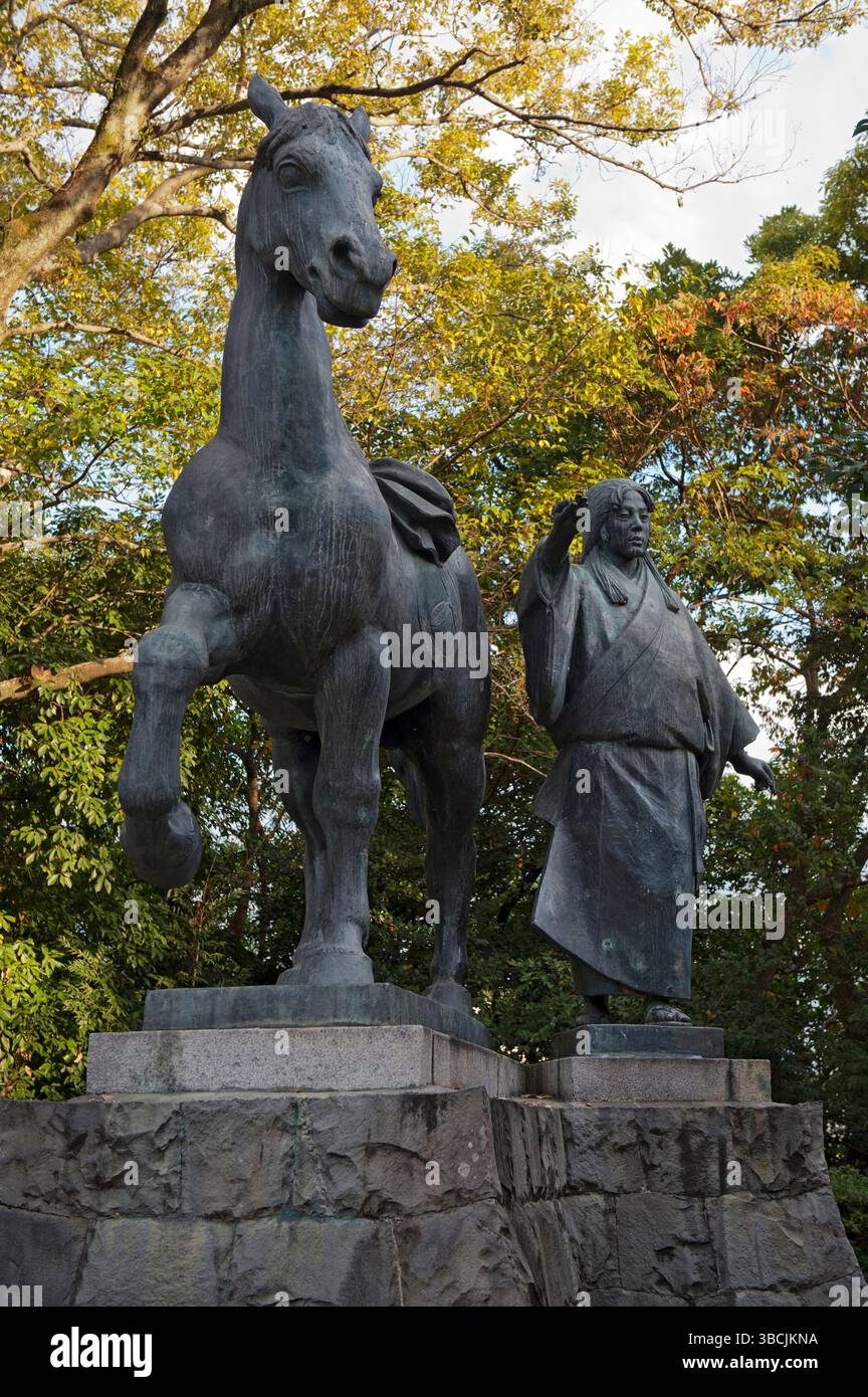 Die Statue von Yamauchi Chiyo, der Frau des Samurai Yamauchi Katsutoyo (Kazutoyo), stand neben einem Pferd, das sie ihrem Mann auf der Burg Kochi in Shikoku, Japan gab. Stockfoto