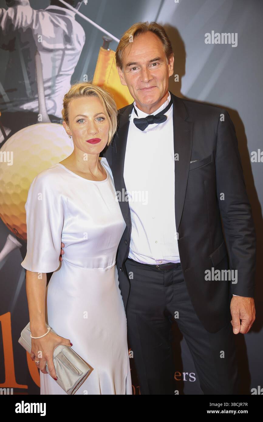 Burkhard Jung, Oberbürgermeister von Leipzig mit seiner Frau Ayleena Jung auf dem roten Teppich bei der Gala zum 10. GRK Golf Charity Masters Leipzig 2017 Stockfoto