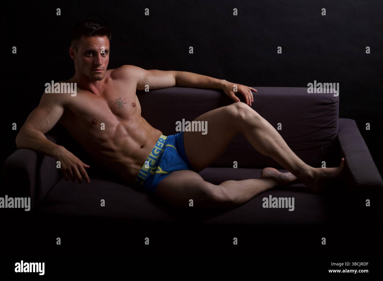 Mann, der auf einer Couch liegt Stockfoto