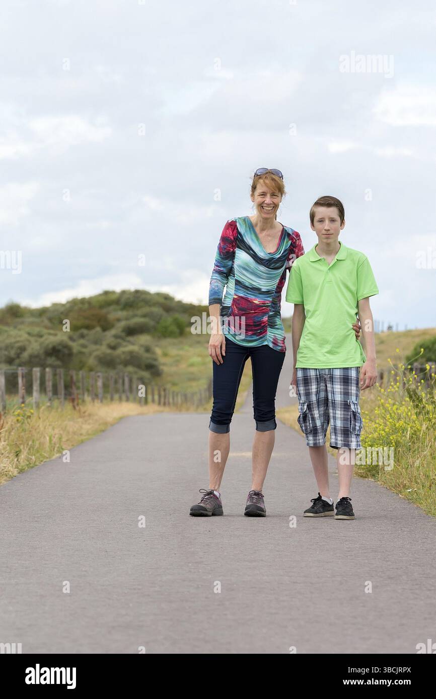 Kaukasische Mutter und Sohn auf Fußweg in der Natur wandern Stockfoto