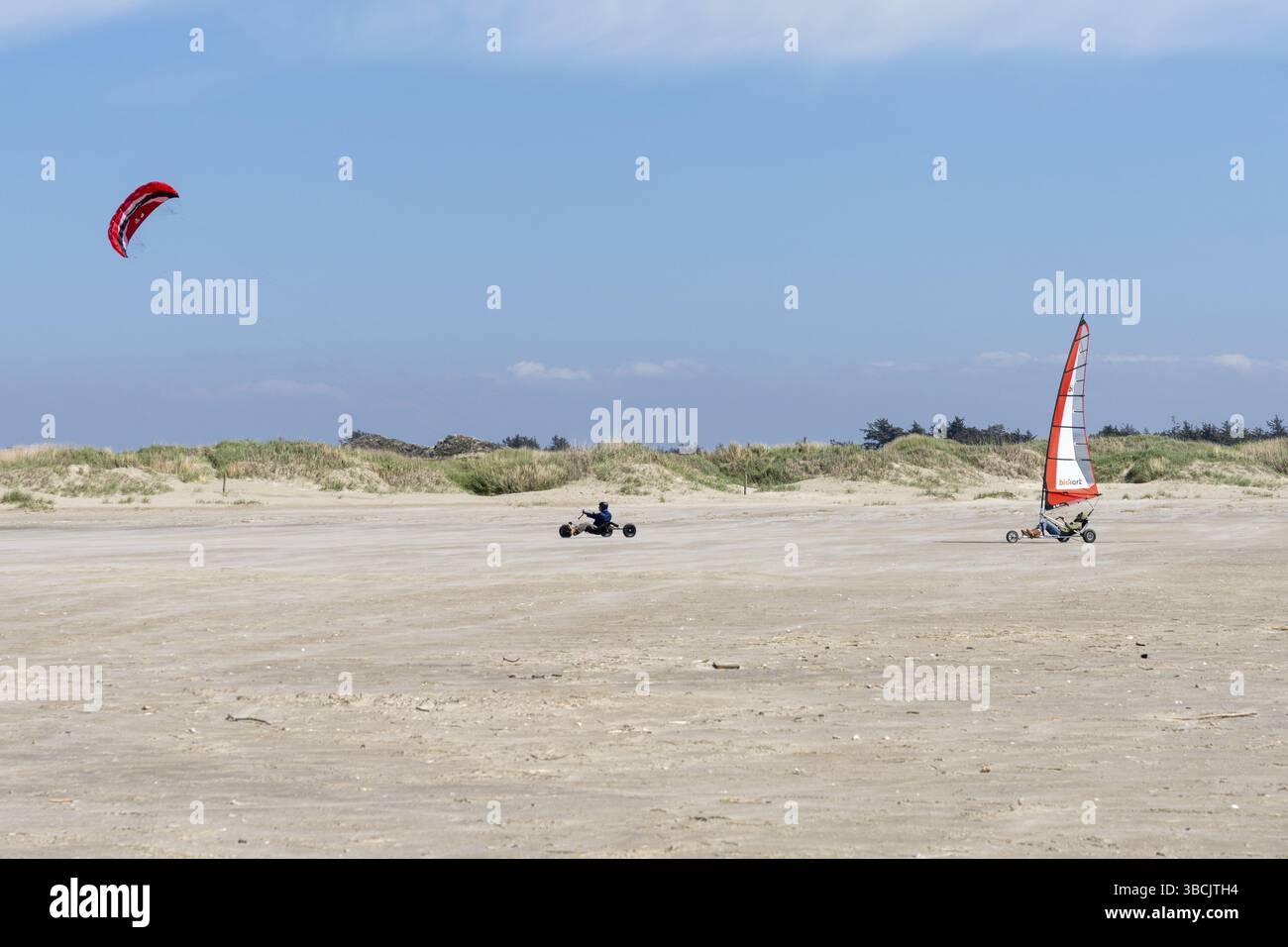 Ringby, Dänemark - 30. Mai 2021: Kitewagen und blokart Windwagen genießen einen windigen Tag an den Stränden der Wattenmeerinsel im Westen Dänemarks Stockfoto