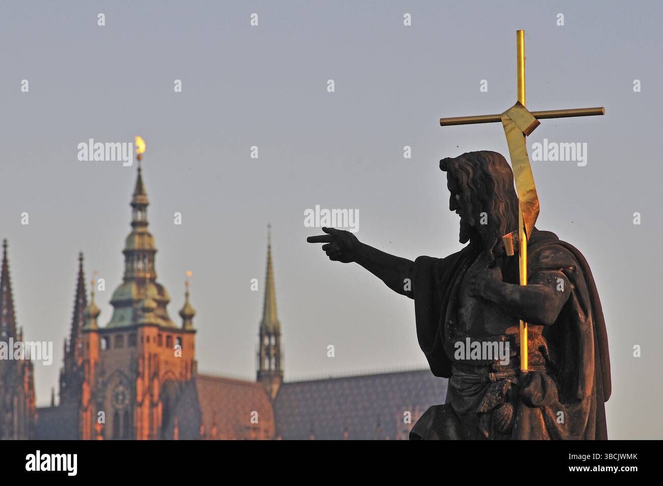 Die meisten Heiligenstatuen auf der Karlsbrücke sind im barocken Stil gehalten und wurden zwischen 1683 und 1714 errichtet. Sie wurden von den meisten Imp erschaffen Stockfoto