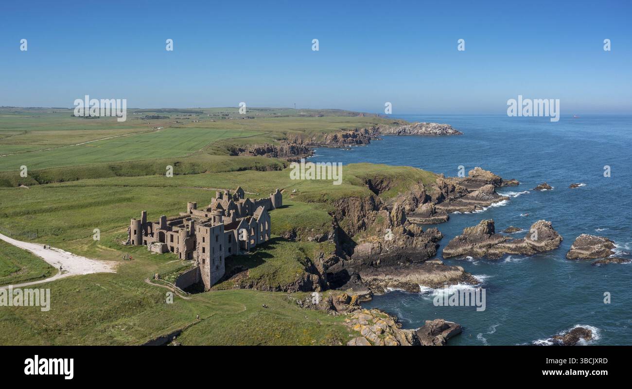 Cruden Bay, Großbritannien - 23. Juni 2022: Panorama-Drohnenansicht von Slains Castle und der wilden Küste von Aberdeenshire Stockfoto
