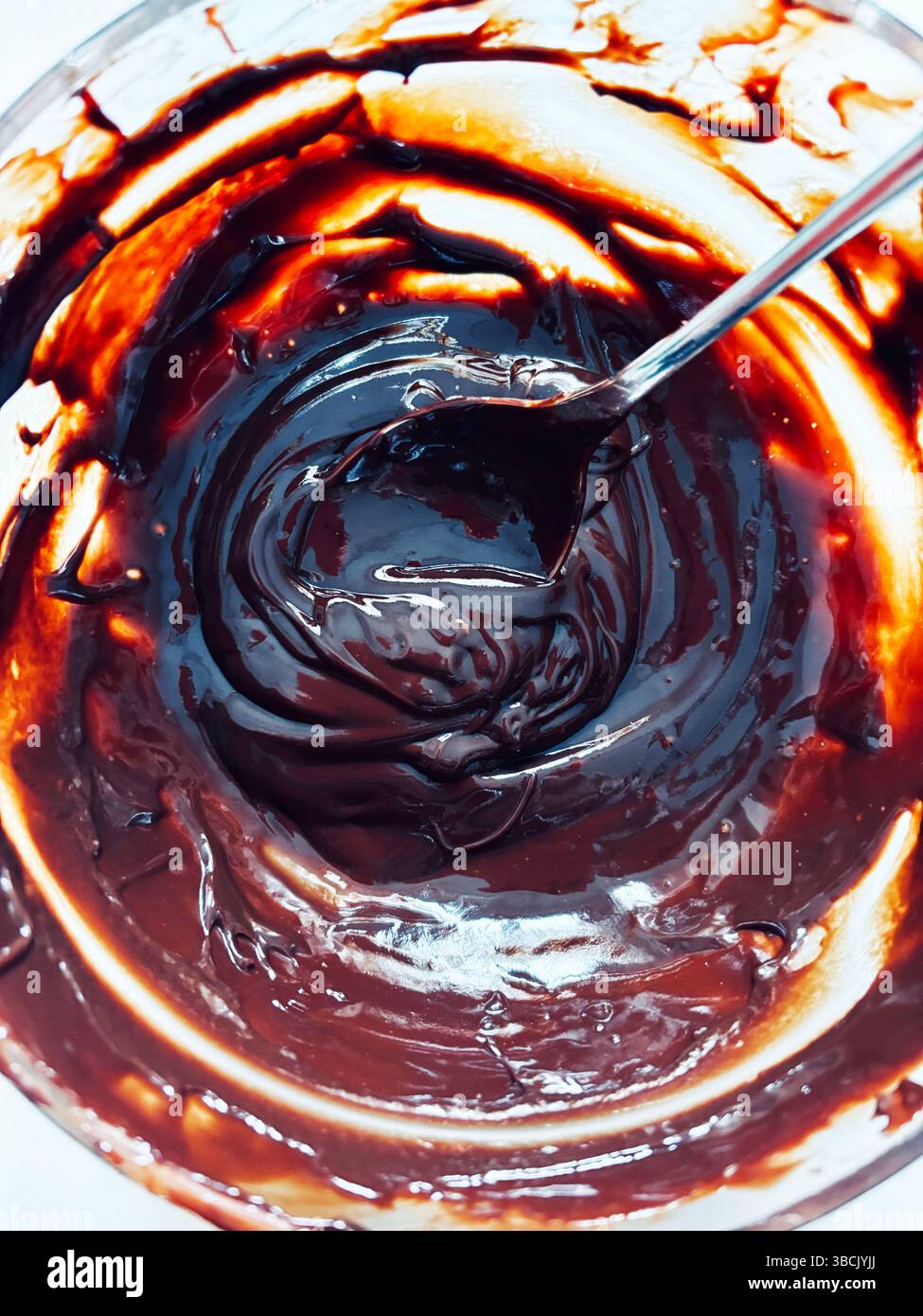 Köstliche Schokoladencreme im Glas auf einem weißen Tisch. Bonbons-Konzept vorbereiten. Direkt darüber. Stockfoto