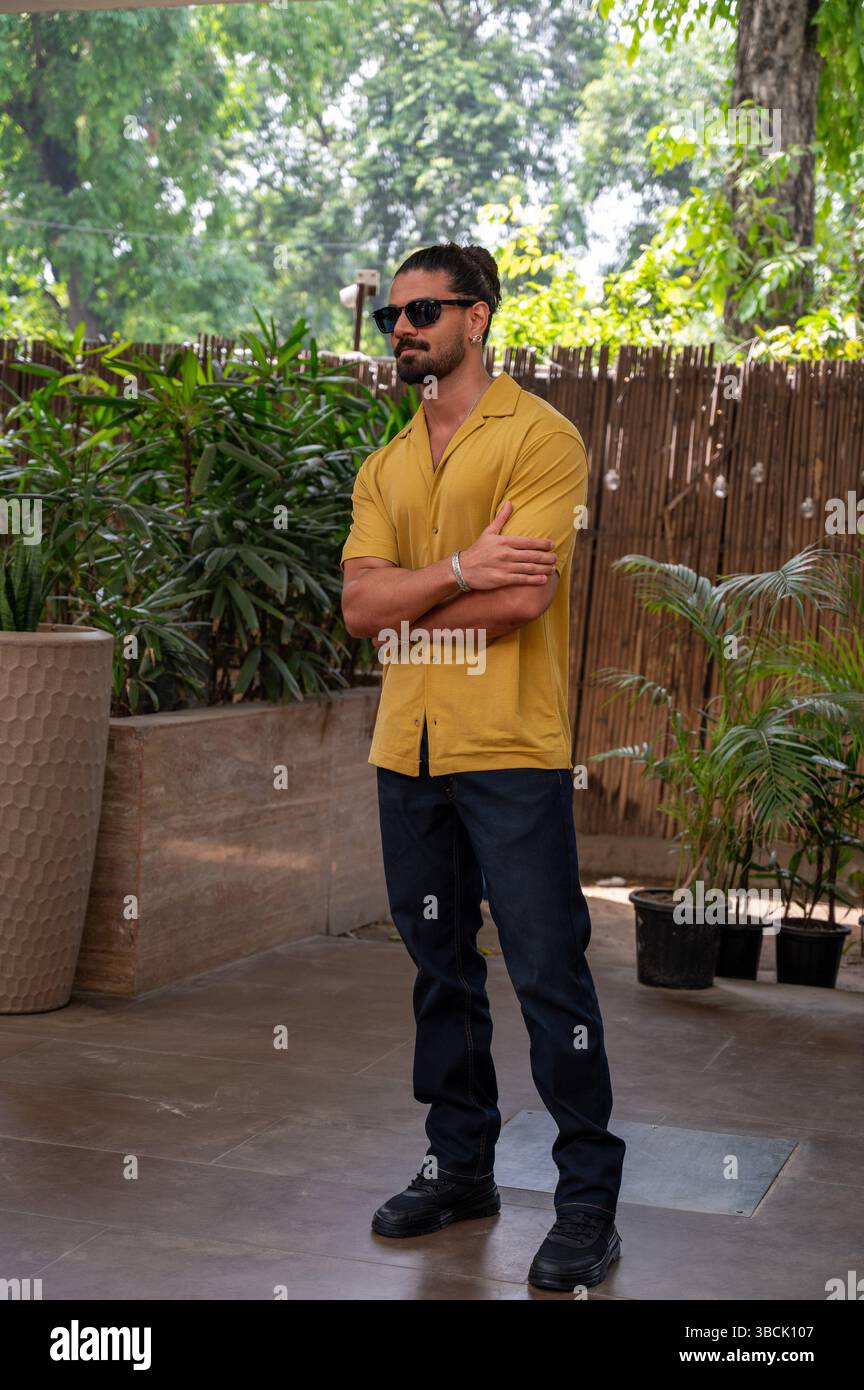 Neu-Delhi, Indien. Mai 2025. Der Bollywood-Schauspieler Sooraj Pancholi posiert für ein Foto während der Promotion seines kommenden Films Kesari Veer, erzählt die Geschichte von Hamirji Gohil, einem tapferen Krieger, der gegen das Tughlaq-Reich kämpfte, um den Somnath-Tempel und den Hinduglauben zu schützen. Quelle: SOPA Images Limited/Alamy Live News Stockfoto Neu-Delhi, Indien. Mai 2025. Der Bollywood-Schauspieler Sooraj Pancholi posiert für ein Foto während der Promotion seines kommenden Films Kesari Veer, erzählt die Geschichte von Hamirji Gohil, einem tapferen Krieger, der gegen das Tughlaq-Reich kämpfte, um den Somnath-Tempel und den Hinduglauben zu schützen. Quelle: SOPA Images Limited/Alamy Live News Stockfoto