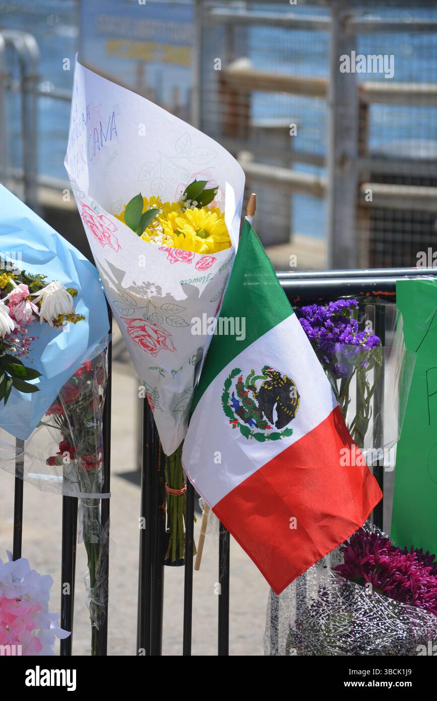 Provisorische Gedenkstätte für die beiden Seeleute, die getötet wurden, nachdem ein Ausbildungsschiff der mexikanischen Marine die Brooklyn Bridge in Lower Manhattan getroffen hatte. Stockfoto
