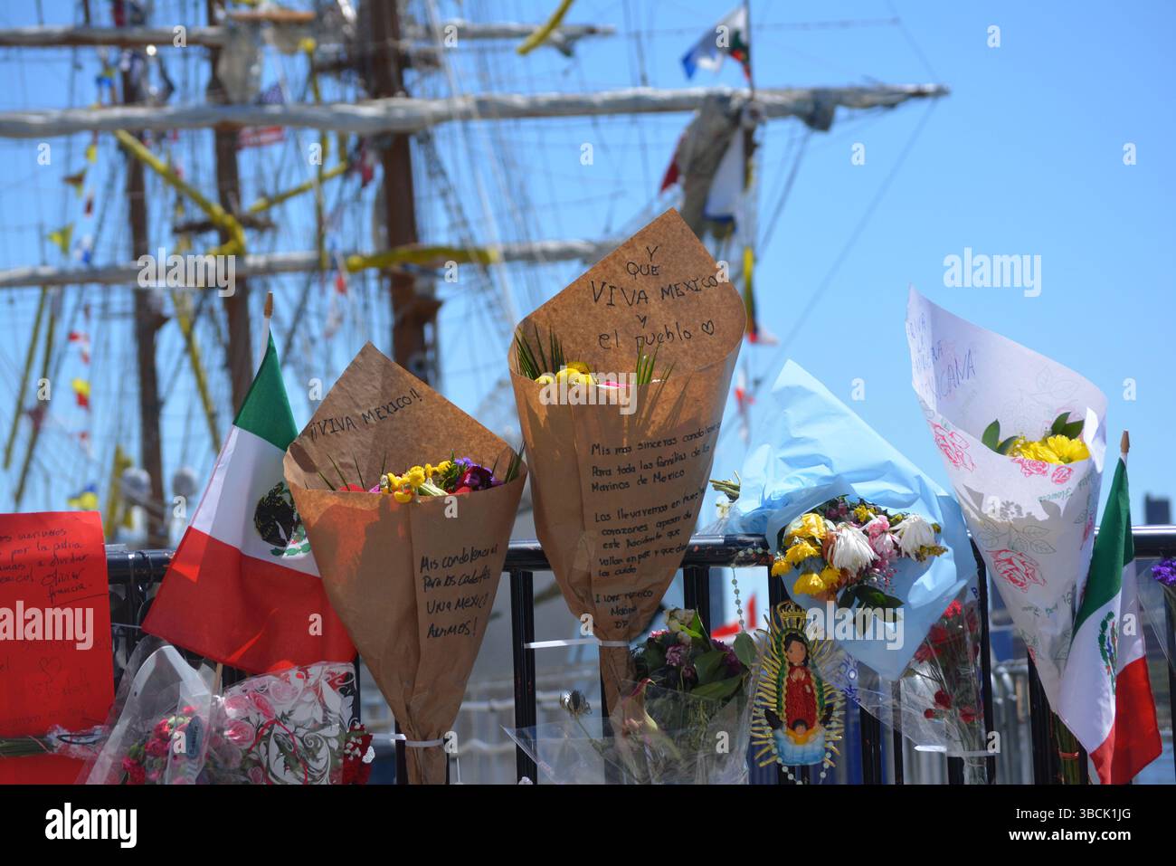 Provisorische Gedenkstätte für die beiden Seeleute, die getötet wurden, nachdem ein Ausbildungsschiff der mexikanischen Marine die Brooklyn Bridge in Lower Manhattan getroffen hatte. Stockfoto