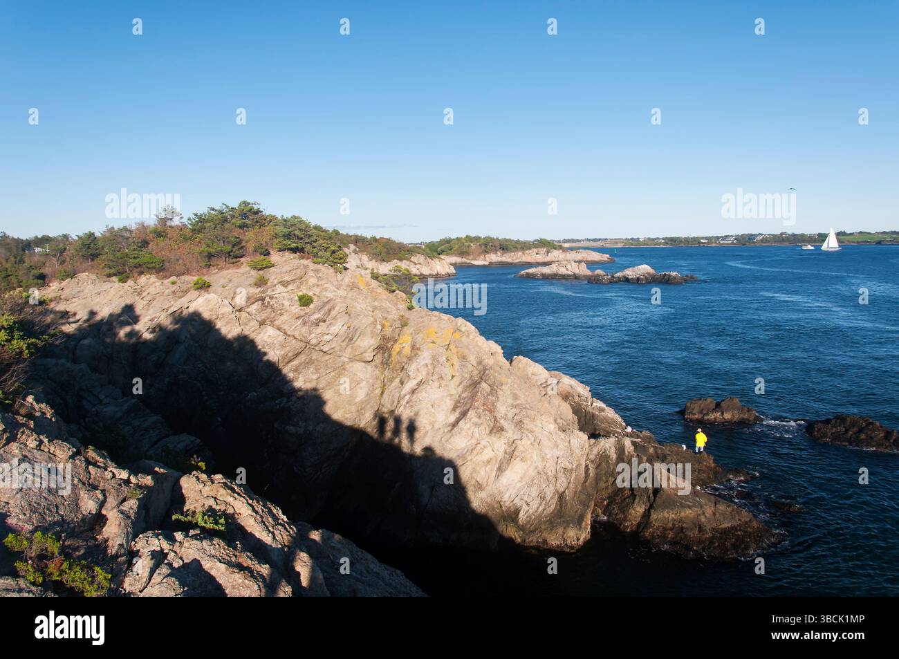 Die felsige Landschaft im Fort Wetherill State Park in Jamestown Rhode Island an sonnigen Tagen. Stockfoto