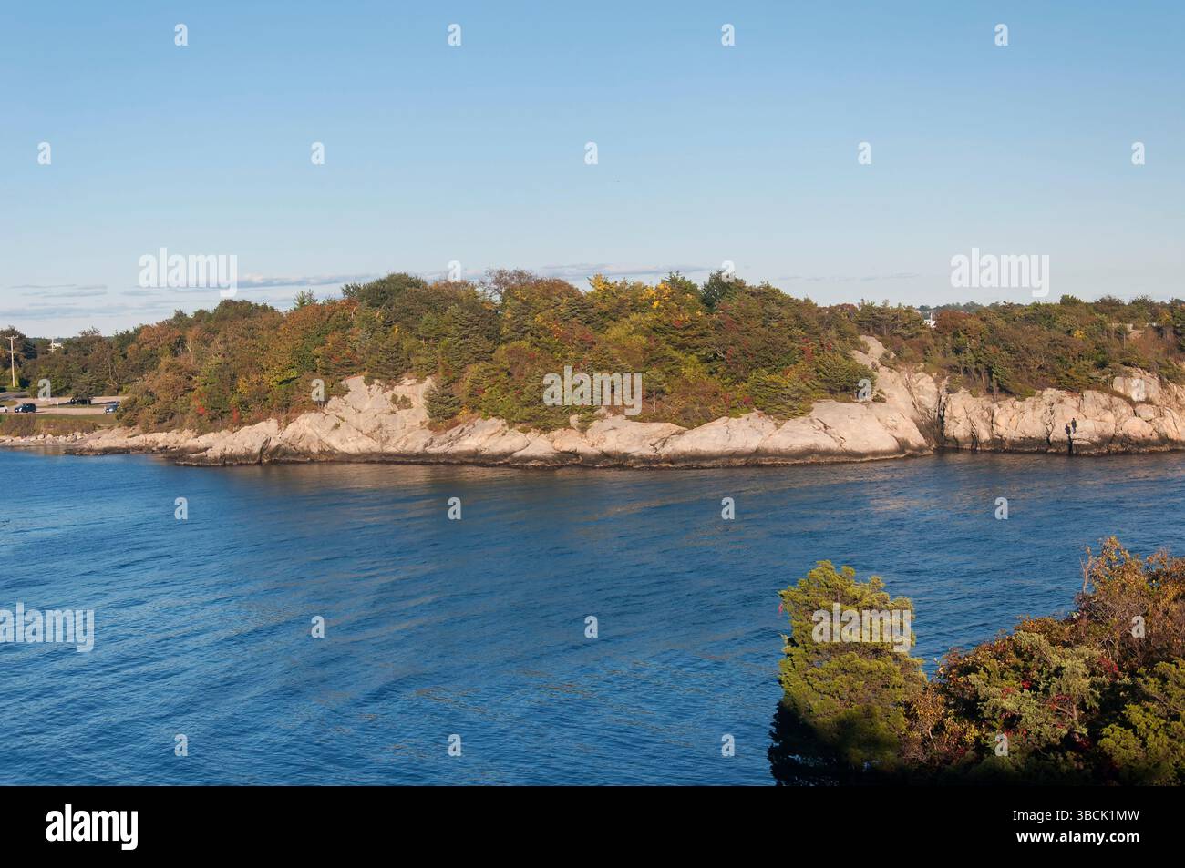 Die felsige Landschaft im Fort Wetherill State Park in Jamestown Rhode Island an sonnigen Tagen. Stockfoto