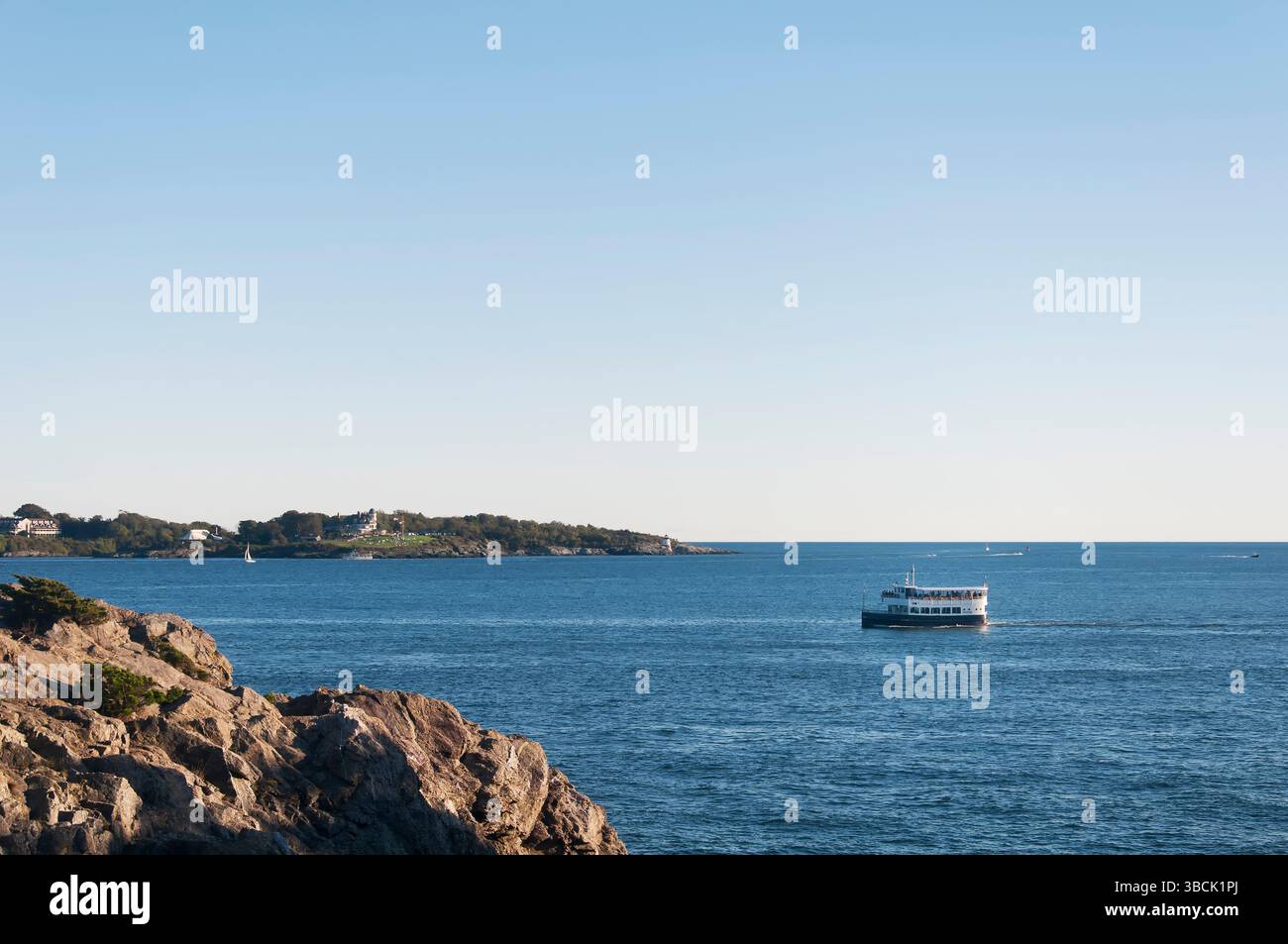 Eine Passagierfähre in der Narragansett Bay zwischen jamestown und newport rhode Island an einem sonnigen Tag. Stockfoto