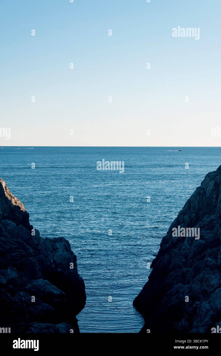 Die felsige Landschaft im Fort Wetherill State Park in Jamestown Rhode Island an sonnigen Tagen. Stockfoto