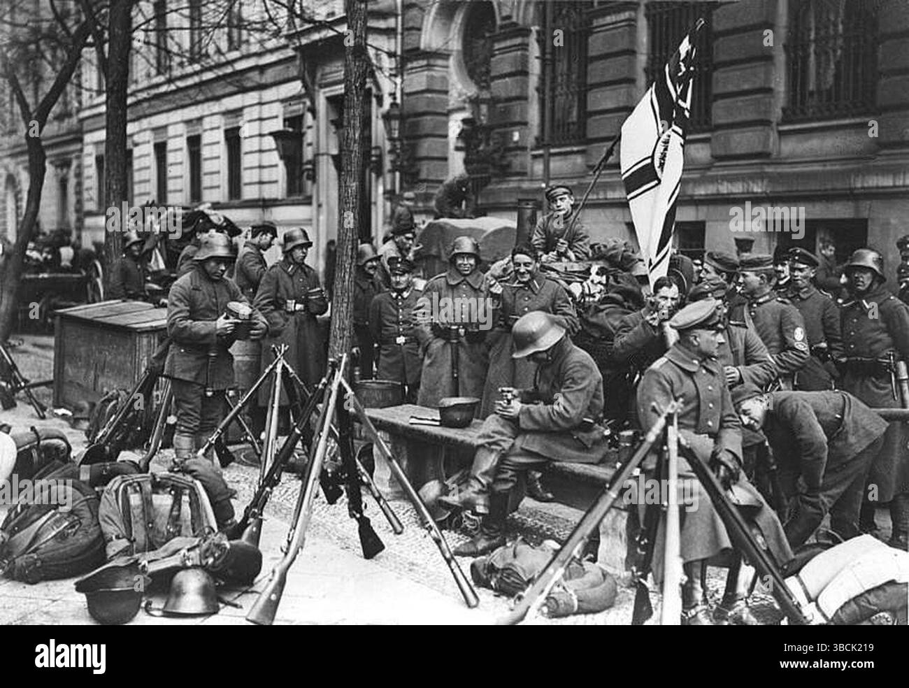 Pro-Kapp-Truppen auf den Straßen Berlins. Der Kapp-Putsch war ein abtrünniger Staatsstreich gegen die deutsche Bundesregierung am 13. März 1920 in Berlin. Ihr Ziel war es, die Weimarer Republik zu stürzen und eine autokratische Regierung zu gründen. Sie wurde von Teilen der Reichswehr sowie von nationalistischen und monarchistischen Fraktionen unterstützt. Der Putsch scheiterte nach wenigen Tagen, als große Teile der deutschen Bevölkerung sich einem Generalstreik der Regierung anschlossen. Die meisten Beamten weigerten sich, mit Kapp und seinen Verbündeten zusammenzuarbeiten. Bild Bundesarchiv, Bild 119-1983-0015/CC-BY-SA 3,0 Stockfoto
