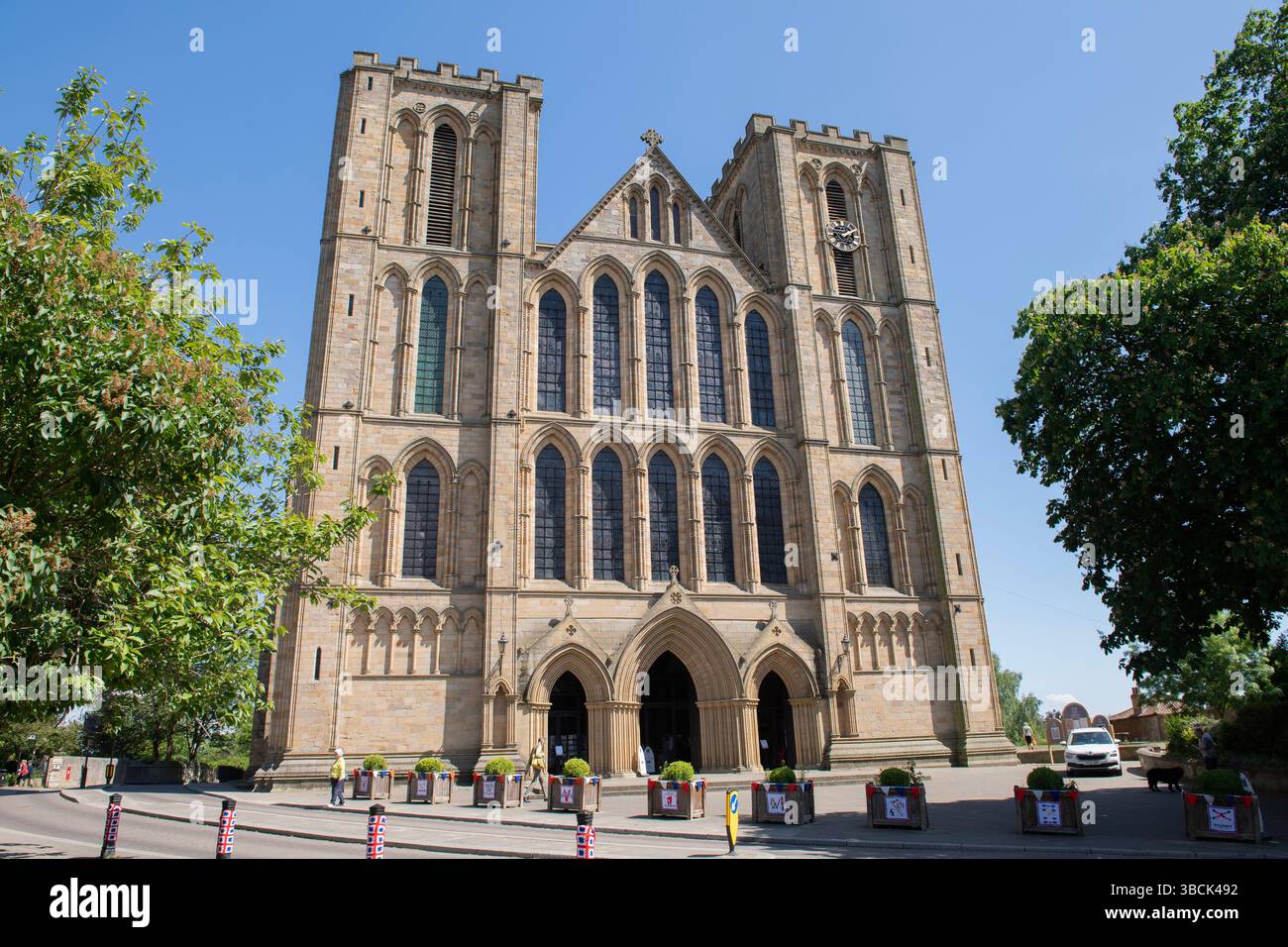 Ripon Cathedral, in Ripon, North Yorkshire an einem sonnigen Tag mit VE Day Dekorationen draußen. Stockfoto