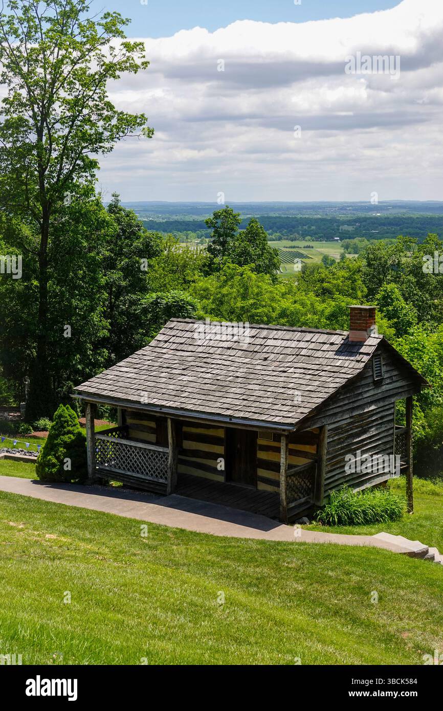 USA Maryland MD Emmitsburg ein Haus im Blockhüttenstil auf einem Bergrücken mit Blick auf Frederick County Stockfoto
