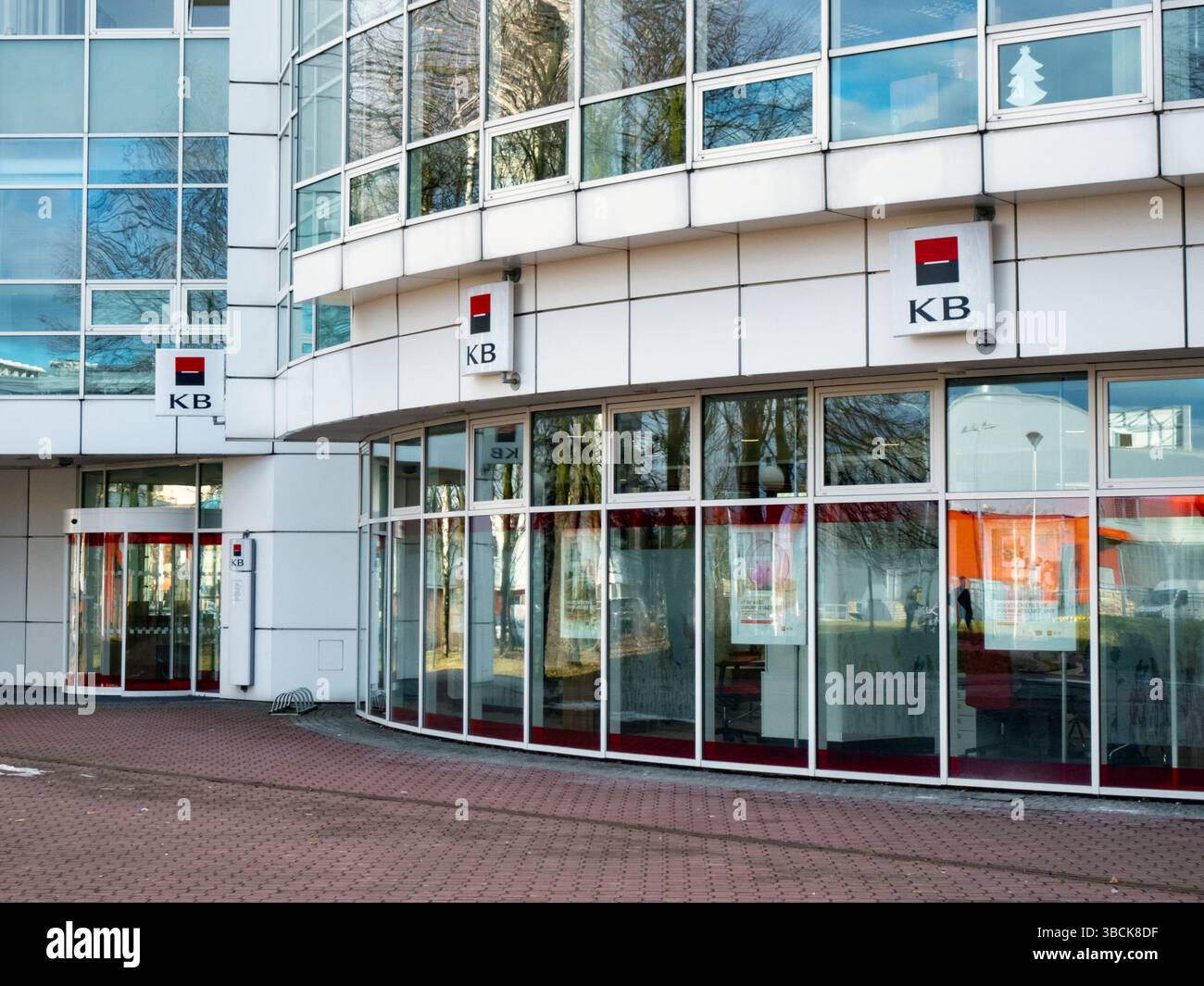 OSTRAVA TSCHECHISCHE REPUBLIK - 18. JANUAR 2019: Logo der Komercni Banka auf einem weißen Gebäude in Ostrava, Tschechische Republik. Stockfoto