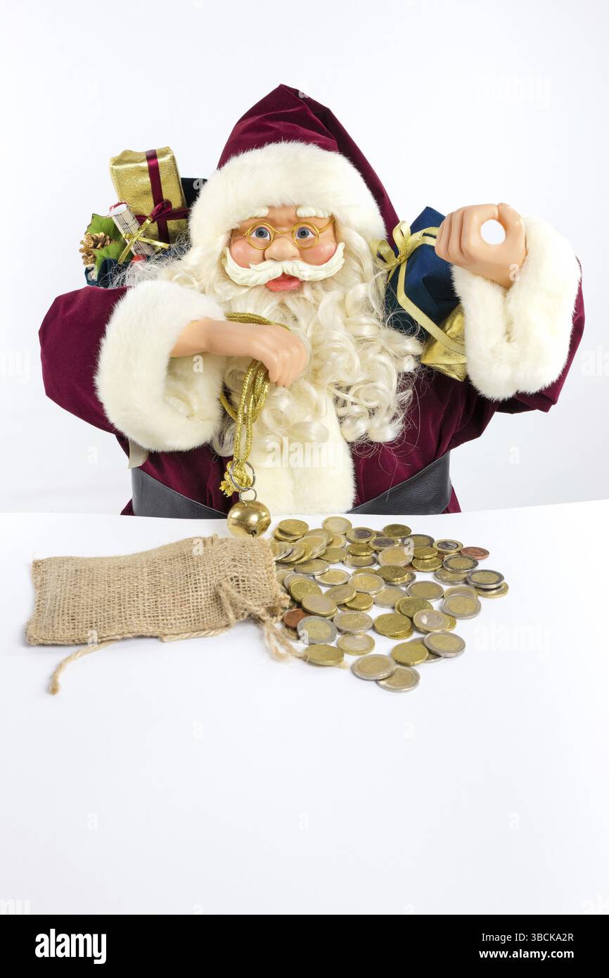 Santa Claus läuten mit präsentiert und Geld Münzen isolierten auf weißen Hintergrund Stockfoto