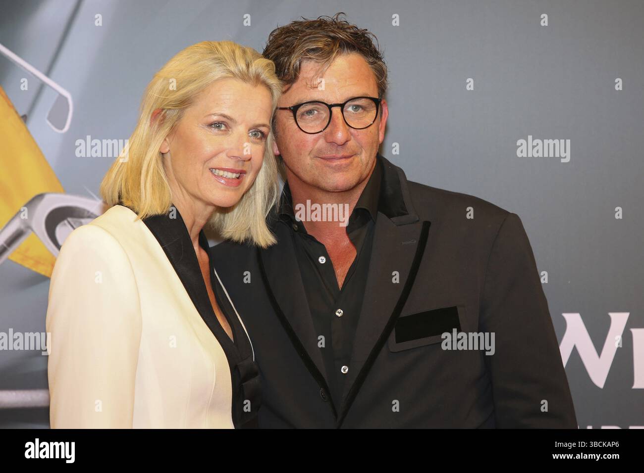 Der österreichische Schauspieler Hans Sigl mit seiner Frau Susanne auf dem roten Teppich anlässlich der Gala zum 10. GRK Golf Charity Masters Leipzig 2017, Aust Stockfoto