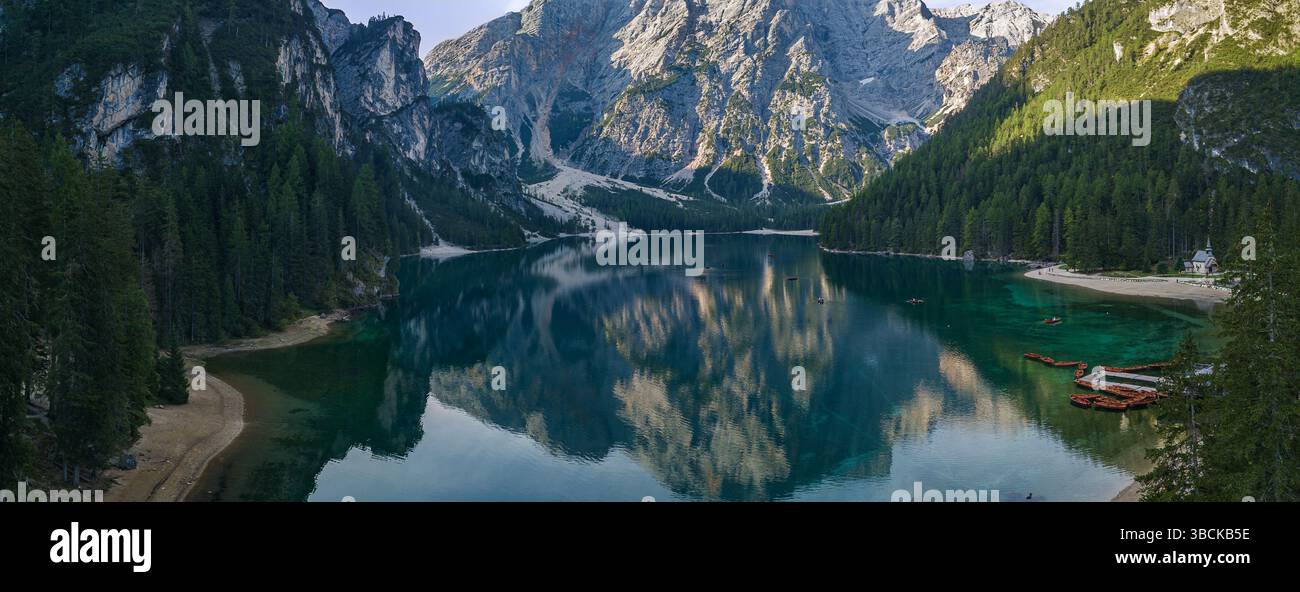 Panorama aus der Vogelperspektive auf den türkisfarbenen Baiessee oder Pragser Wildsee, Dolomiten, Südtirol, italien Stockfoto
