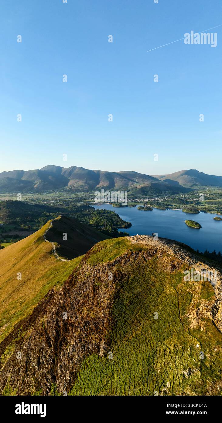 Die vertikale Luftlandschaft des Wanderweges entlang der Spitze des Catbells Mountain Ridge im English Lake District National Park mit Derwent Water l Stockfoto