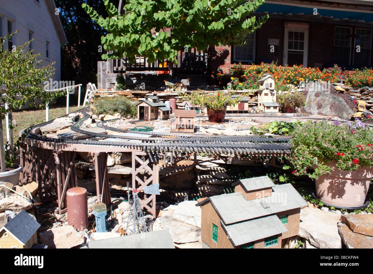 Der Landschaftsgärtner Dan Schmidt verwandelte seinen Vorhof in den 1990er Jahren in eine Miniaturwelt in Overland, Missouri Stockfoto