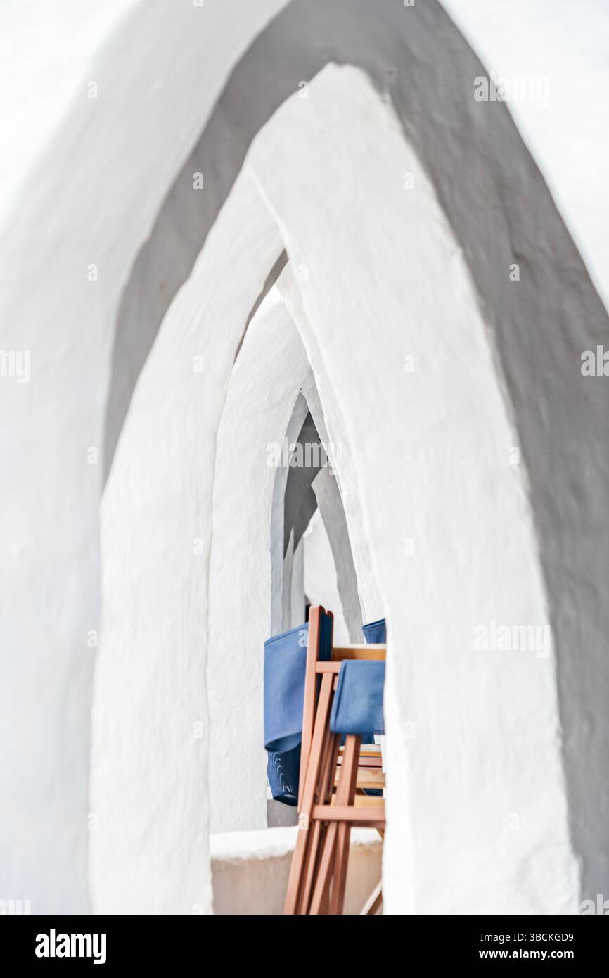 Weiße Bogenarchitektur Mit Subtilen Schatten Und Strukturierten Oberflächen. Abstrakte Geometrie, geschwungene Linien, weiß getünchte Wände, minimalistisches Design, Licht und Stockfoto