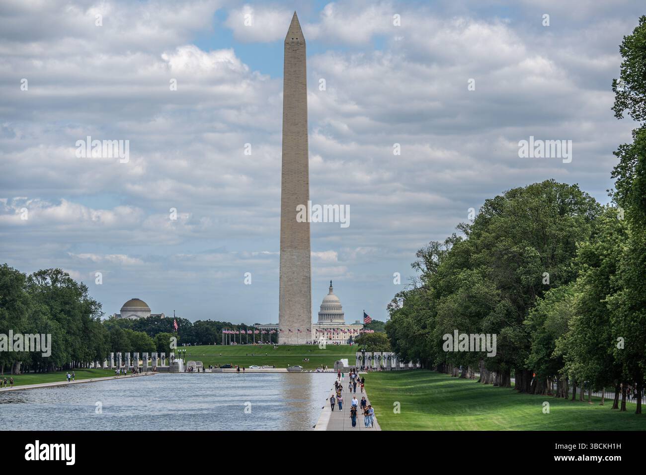 Washington DC, USA, 20. August 2024. Das Washington Monument und das Capitol, zwei berühmte Wahrzeichen der National Mall. Stockfoto