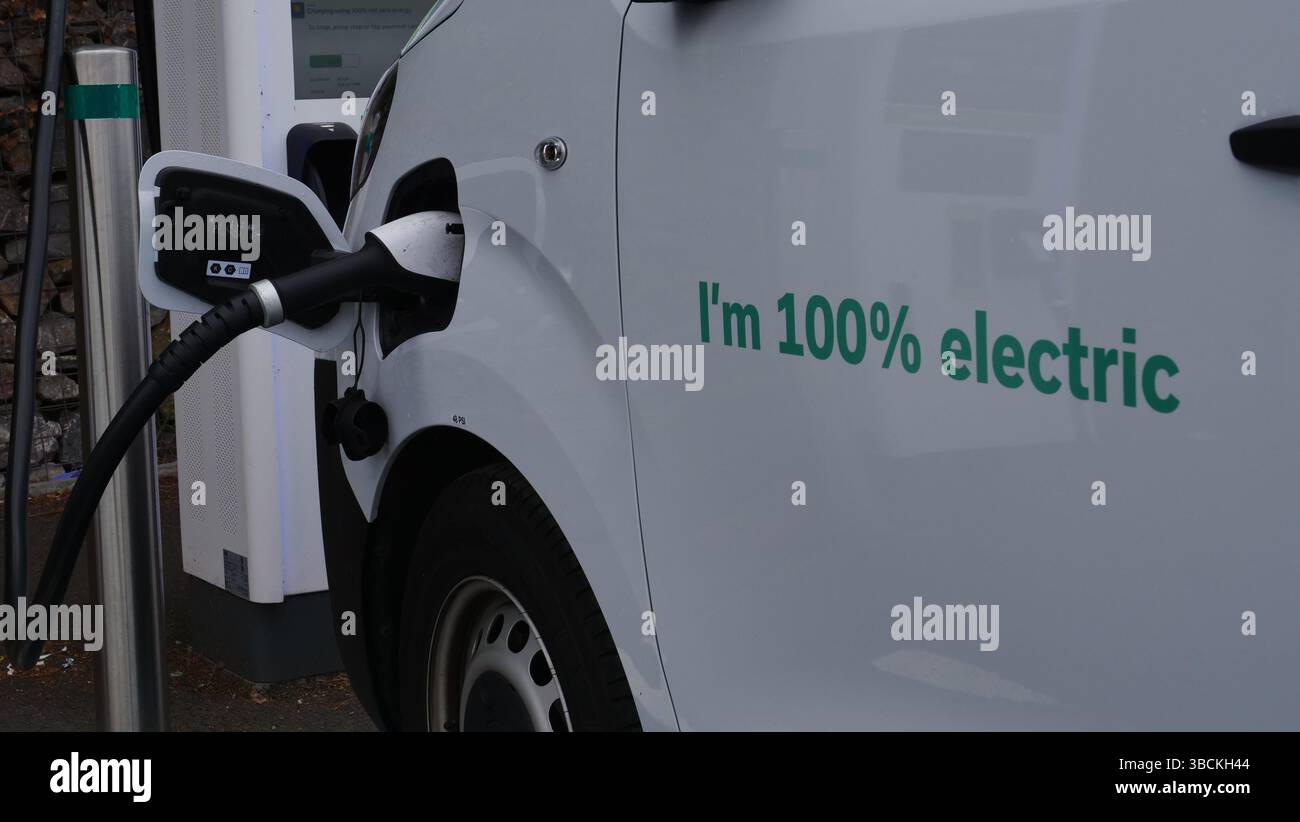 Ein Elektrobus lädt an einer Moto-Tankstelle an der Autobahn M5 in Exeter, Großbritannien Stockfoto