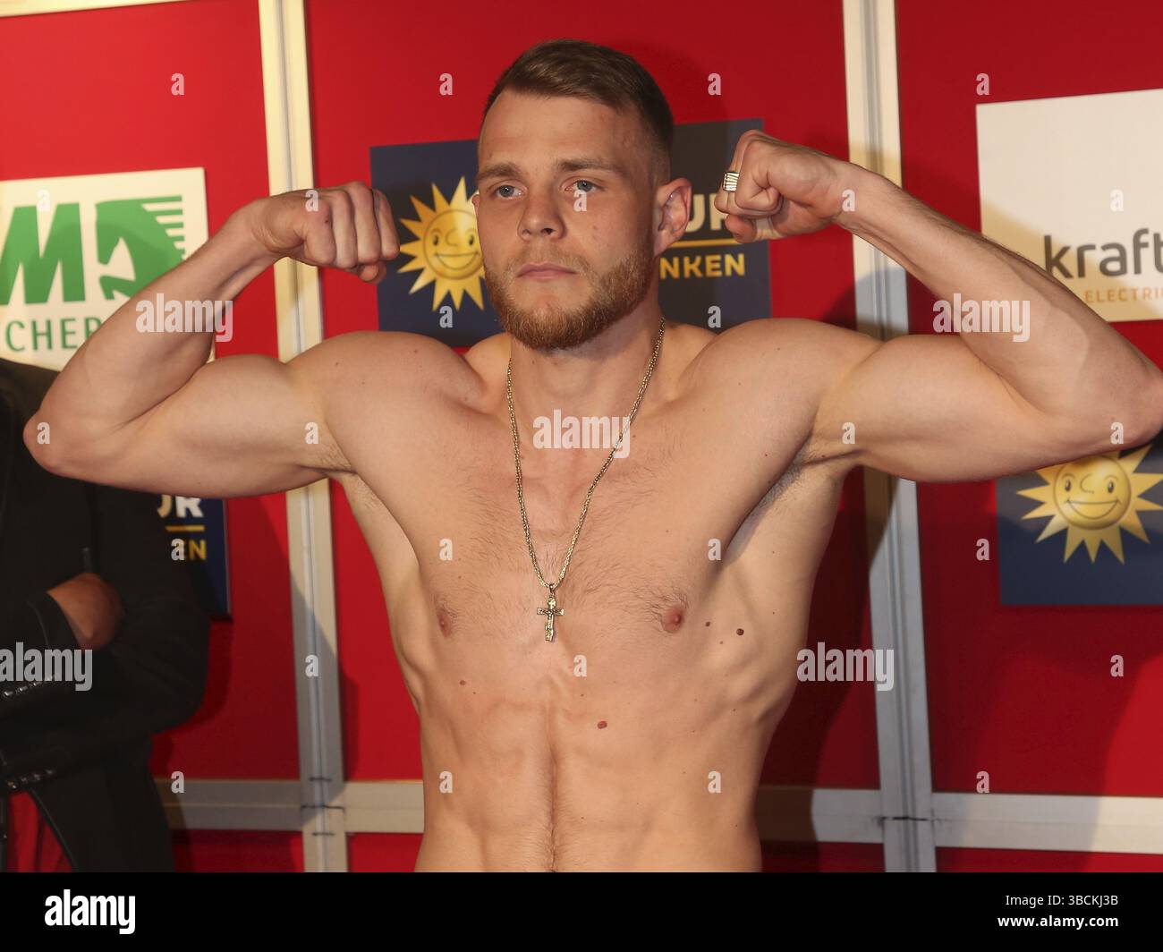 Paul Wall (Super Welterweight Berlin) beim offiziellen Wiegen vor dem SES Boxing Boxing Abend am 14. Mai 2022 (Wiegh-in am 13. Mai 2022) in t Stockfoto