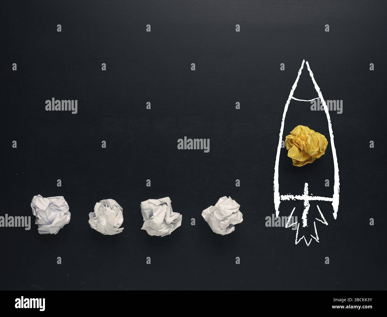 Rakete aus Papierbällen, Kreativität Konzept oder neue Ideen Metapher, Start-up-Unternehmen, Neujahrsvorsatz Stockfoto