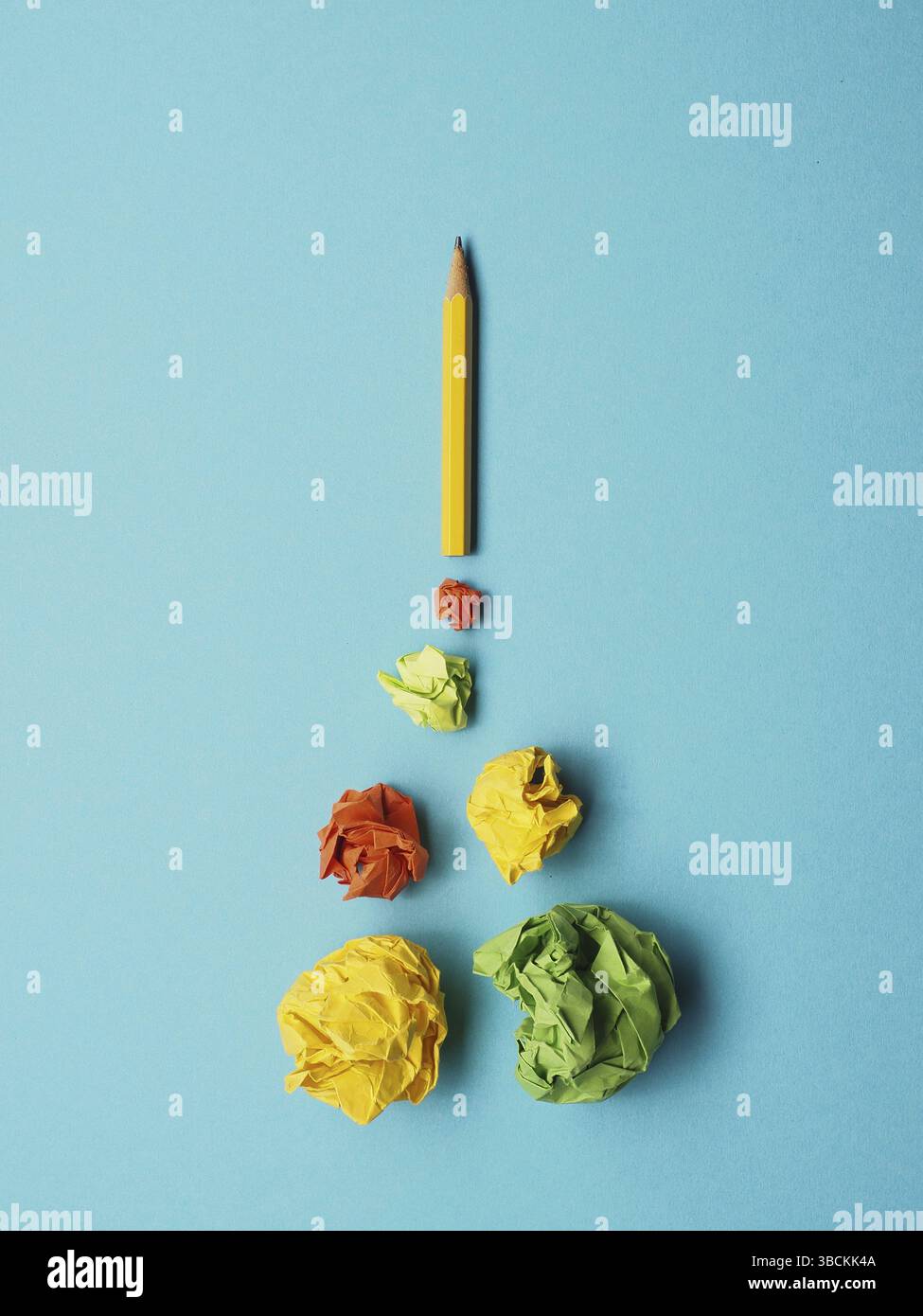 Die Bleistiftrakete mit dem Jet-Stream von Papierkugeln, Kreativität-Konzept oder neue Ideen Metapher, Start-up-Geschäft, Neujahrslösung Stockfoto