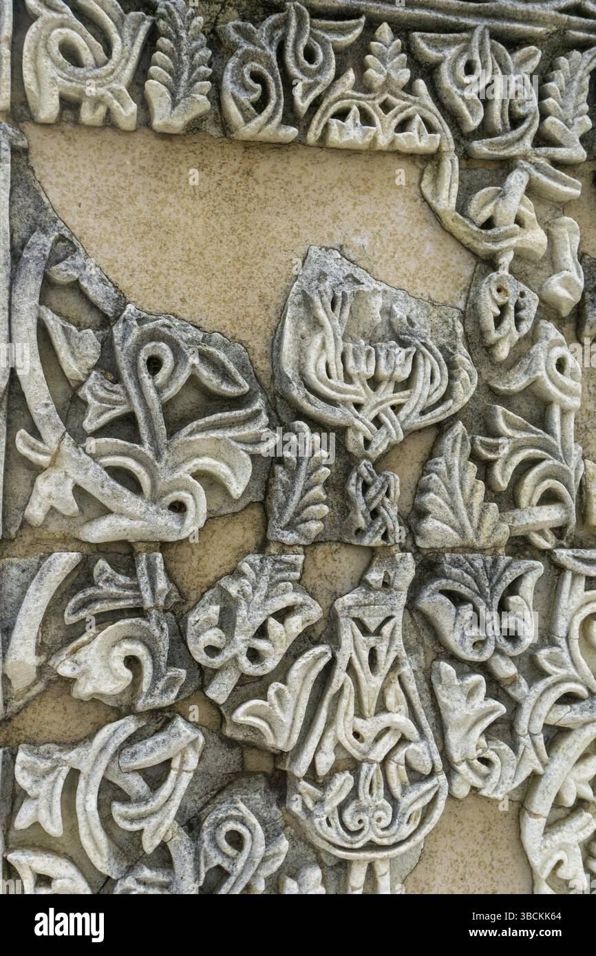 Cordoba, Spanien - 31. Januar 2021: Detailansicht arabischer Kalligrafie-Kunstwerke in einer Wand in den Ruinen der Medina Zahara in Cordoba Stockfoto