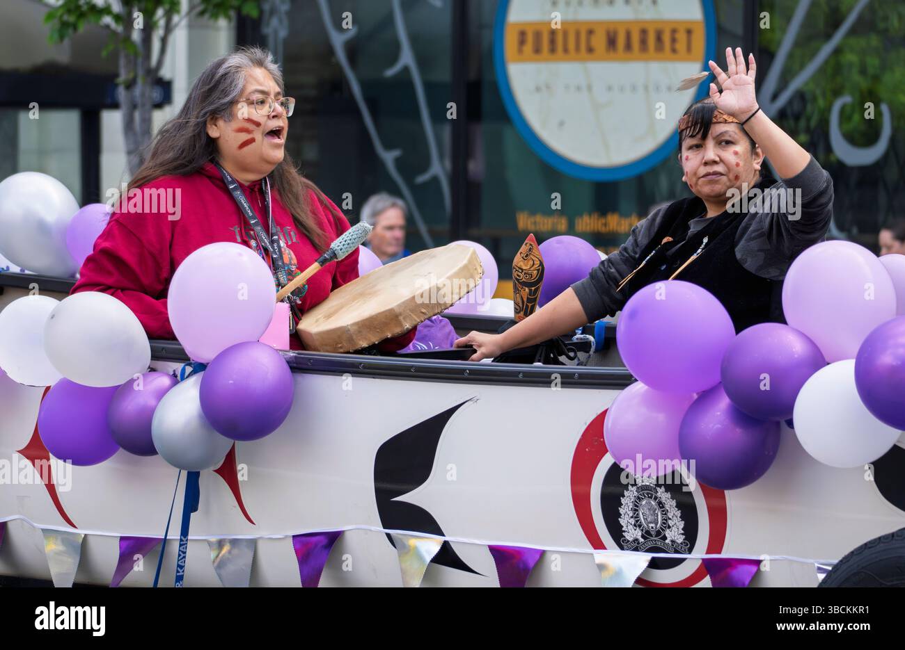 First Nations Musiker bei der Victoria Day Parade am 19. Mai 2025 in Victoria, British Columbia, Kanada. Stockfoto
