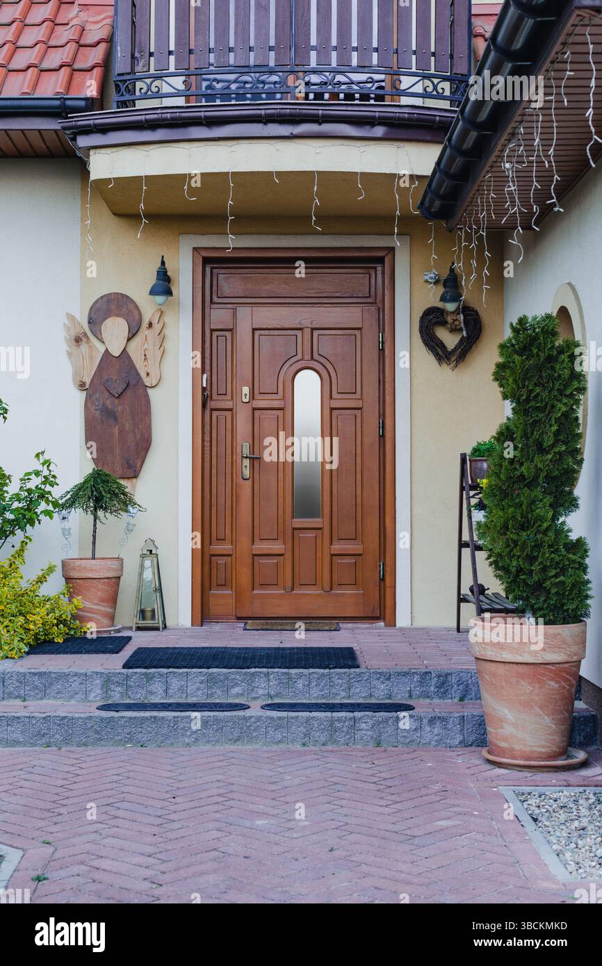 Designer-Eingangstür zu einem Landhaus. Modernes Design. Luxuriöses Äußere. Fassade eines modernen Gebäudes mit modernen Türen. Stockfoto